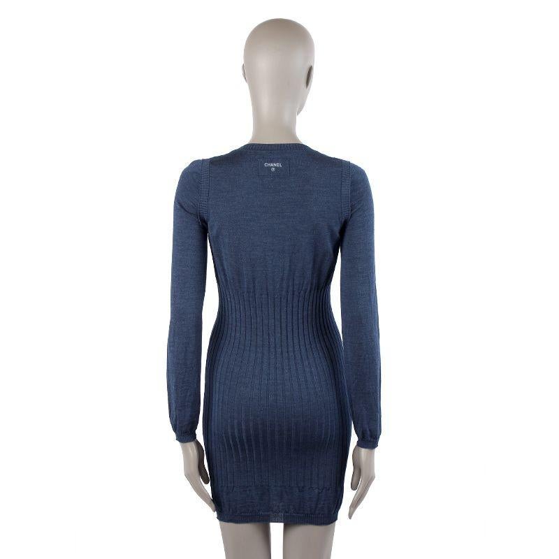 Chanel knitted longsleeve casual dress in heather blue wool (70%) and silk (30%) with two small pockets on the front. Unlined. Has been worn and is in excellent condition.

Tag Size Missing Tag
Size XS
Shoulder Width 36cm (14in)
Bust 64cm (25in) to