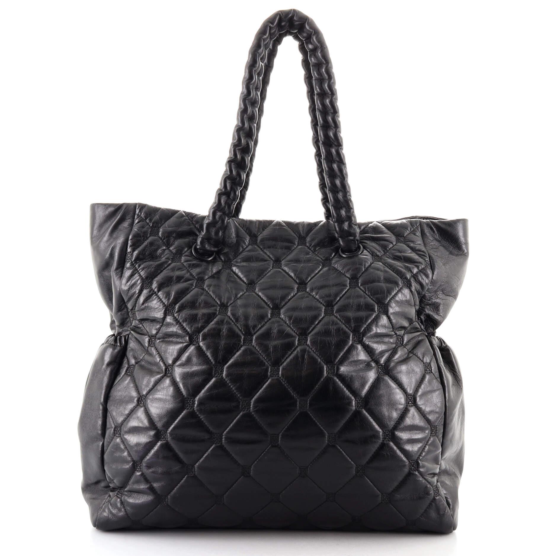 Chanel Tragetasche aus gestepptem Lammfell mit versteckter Kette im Zustand „Gut“ in NY, NY