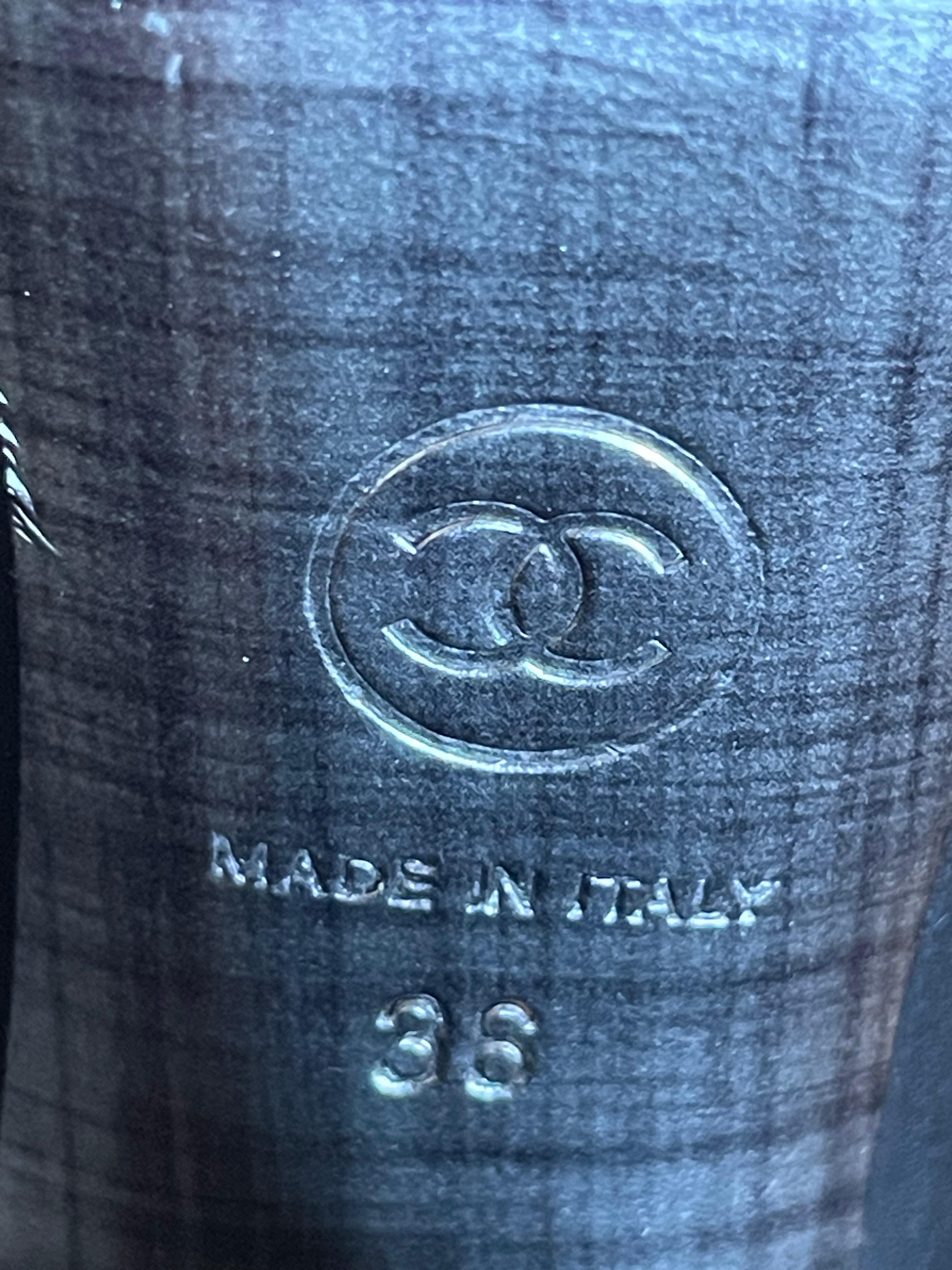 CHANEL Escarpins à talons hauts en cuir en vente 6