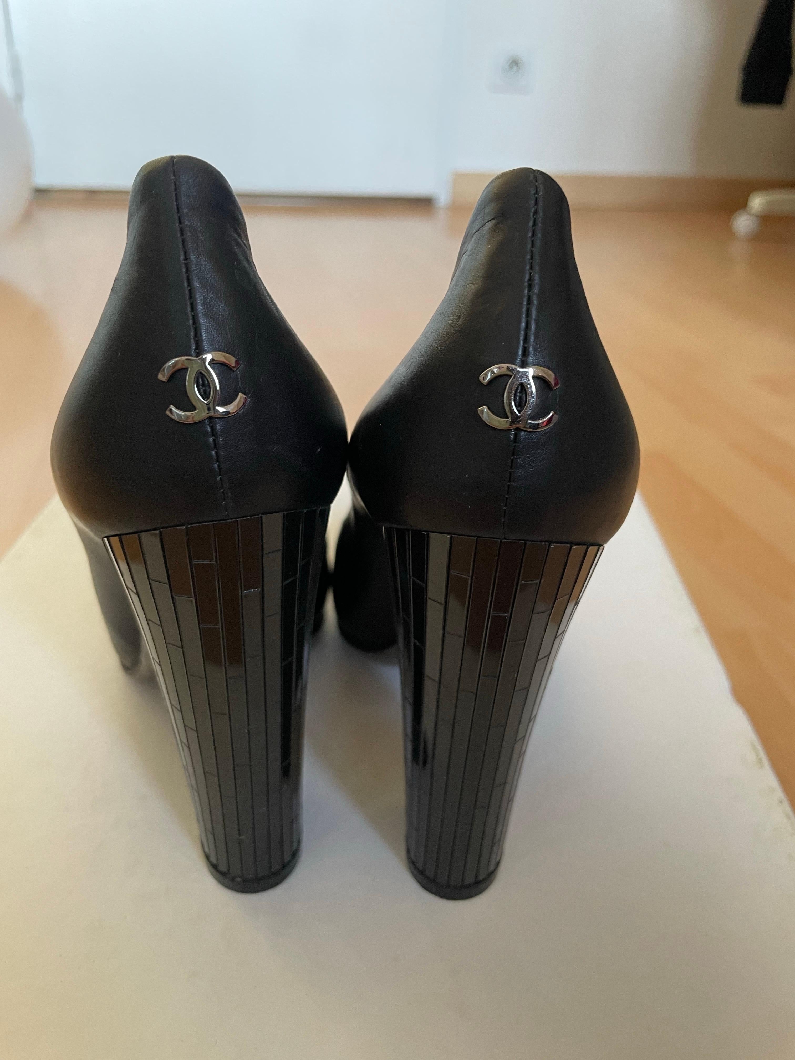 Très belles sandales à talon Chanel avec un talon de 11 cm.  Légères et très discrètes traces d'usure. taille 36 FR
