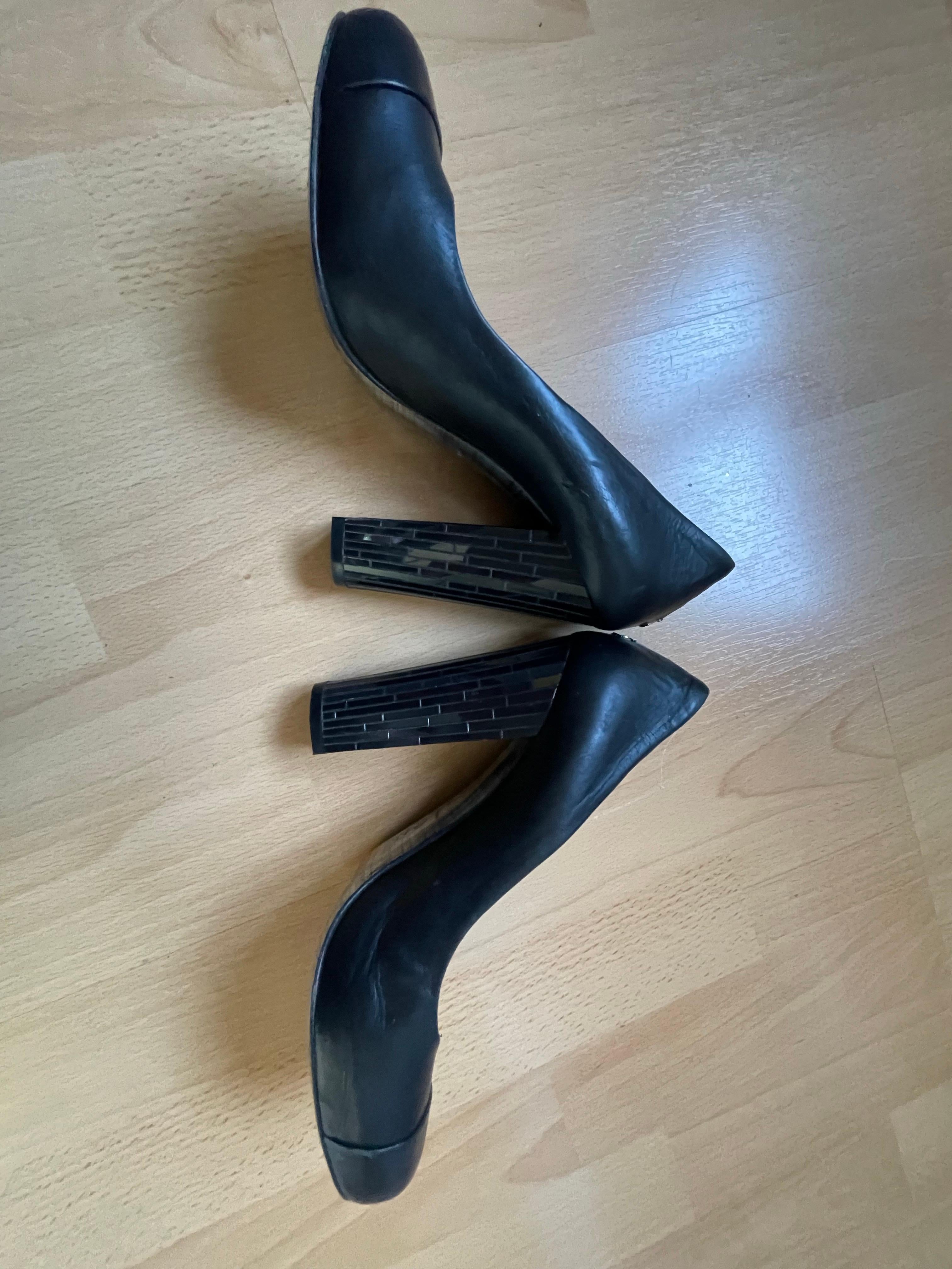 CHANEL Escarpins à talons hauts en cuir en vente 1