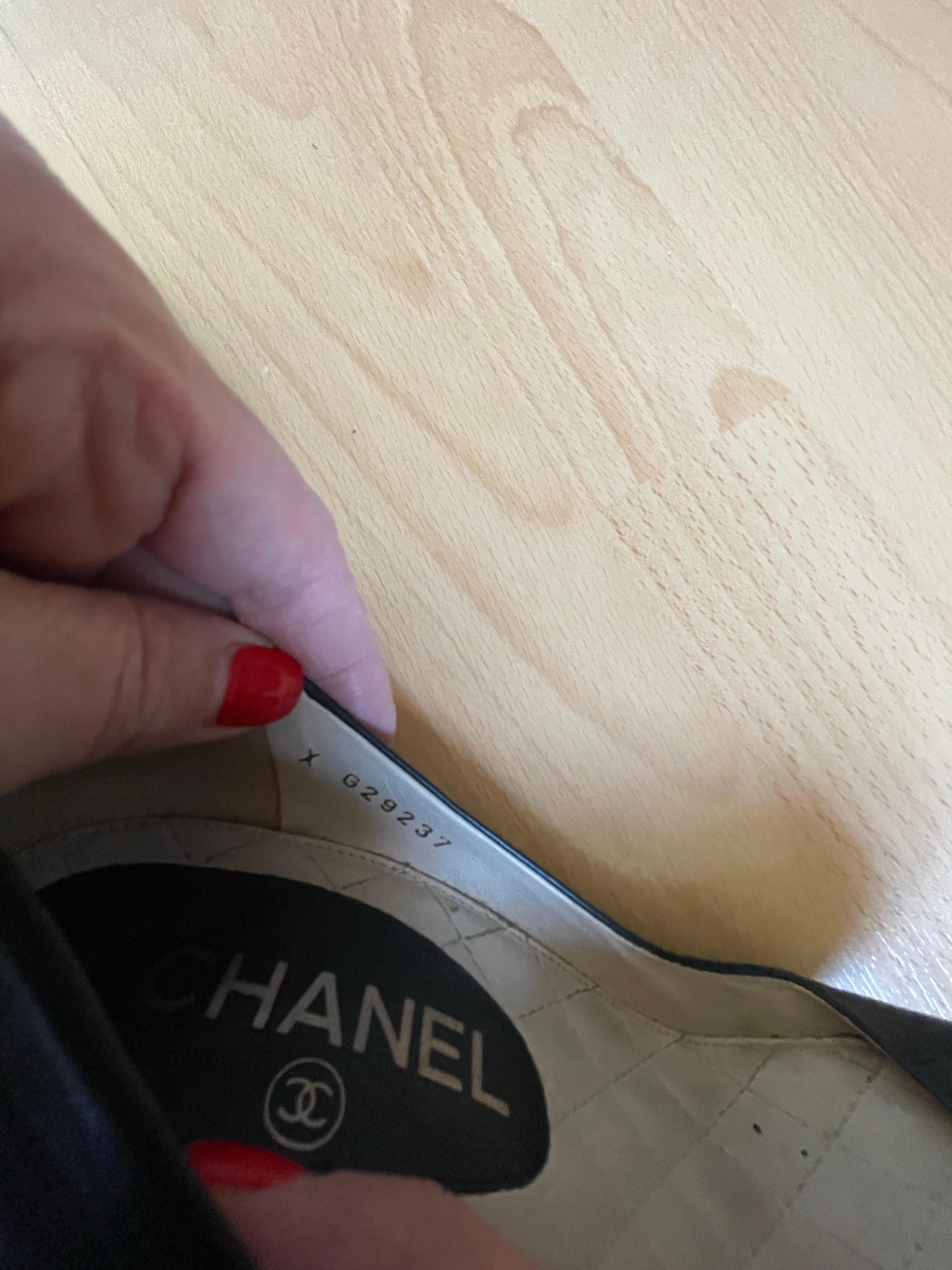 CHANEL Escarpins à talons hauts en cuir en vente 4