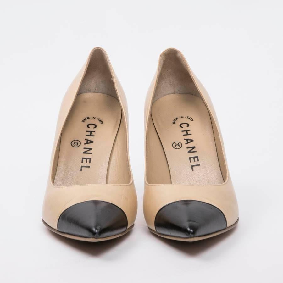Chanel pumps in beige and black smooth lamb leather. Size 35.5 C.

Very good condition

Made in Italy.

Dimensions : Heel height 8 cm, insole length 23.5 cm

Will be delivered in a New, non-original dust bag