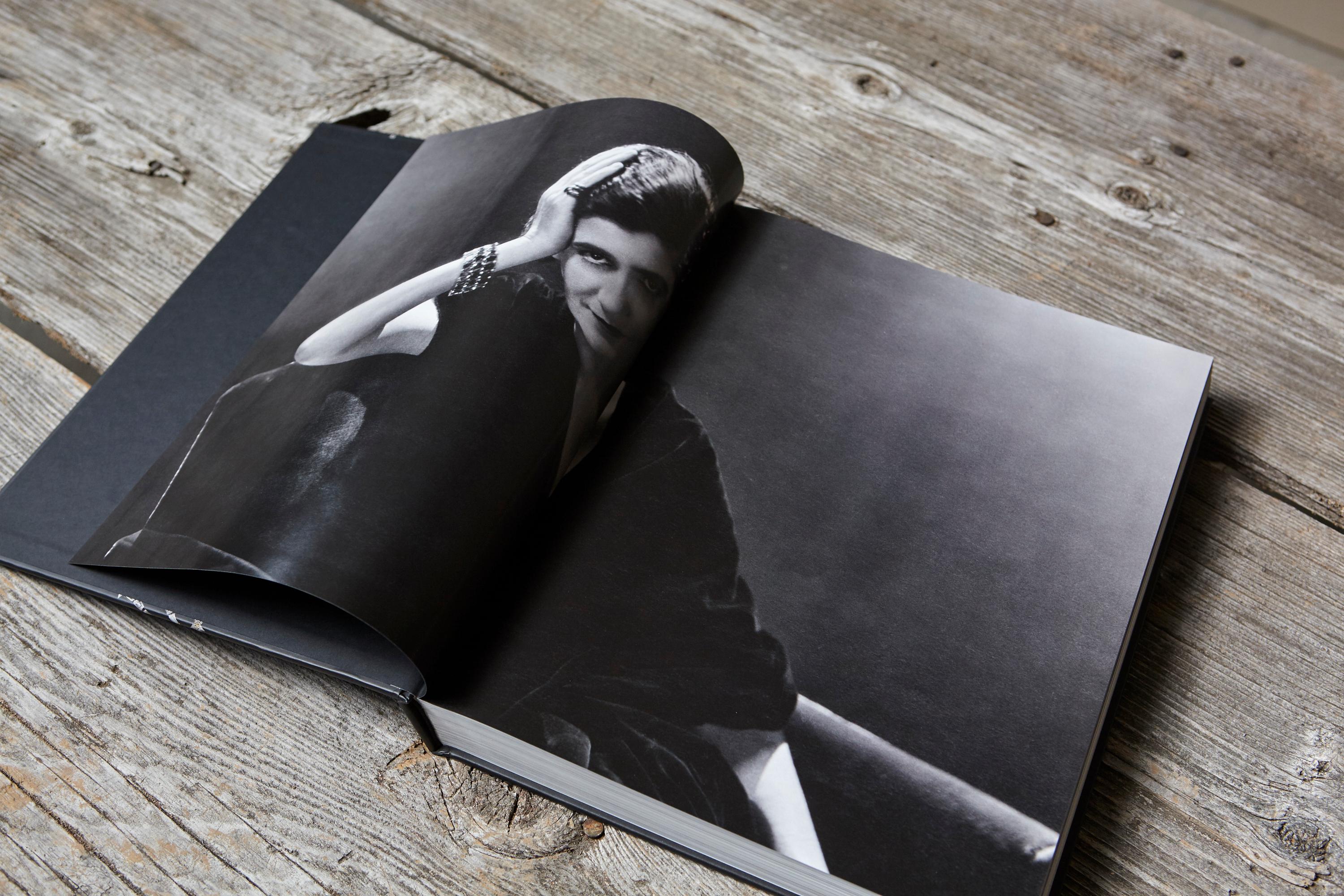 Chanel Alta Gioielleria Thames & Hudson Libro da tavolo con copertina rigida sigillata in vendita 12