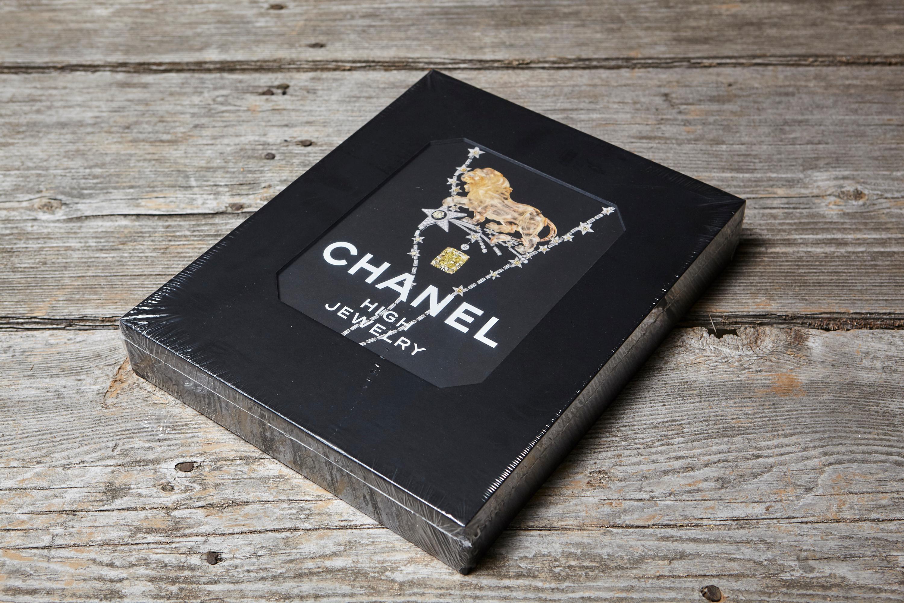 Volume con copertina rigida Chanel High Jewelry, edizione in lingua inglese, pubblicato da Thames & Hudson. Il libro documenta l'Alta Gioielleria Chanel dalla collezione inaugurale 