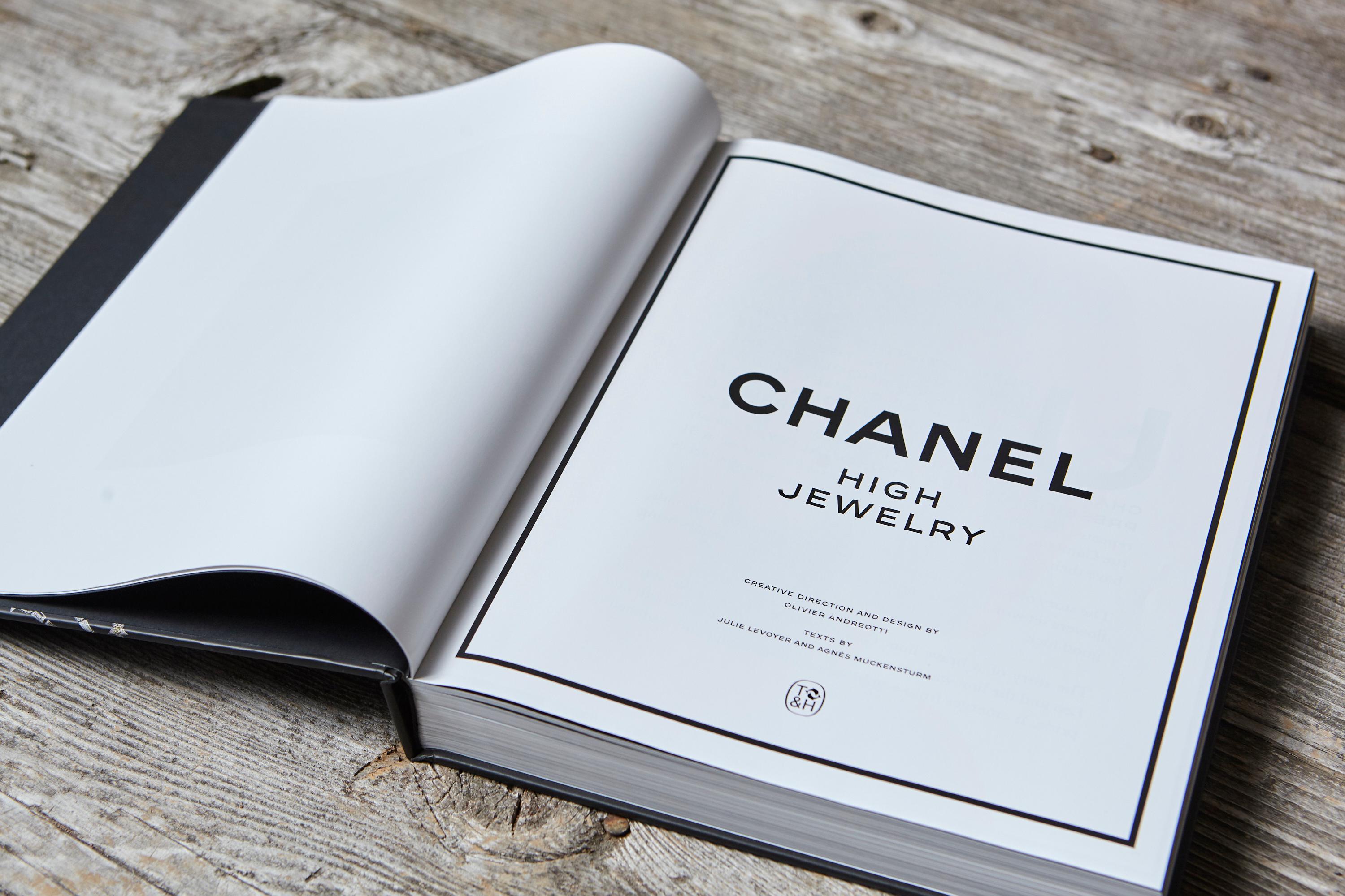 XXI secolo e contemporaneo Chanel Alta Gioielleria Thames & Hudson Libro da tavolo con copertina rigida sigillata in vendita
