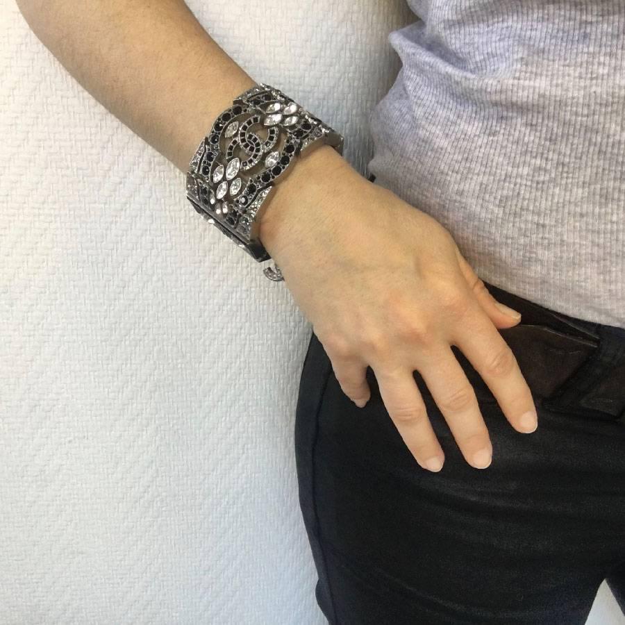 Couture!  Beautiful Chanel articulated cuff bracelet in matte silver metal set with Swarovski rhinestones in different shapes. A CC in the center.

In perfect condition. Collection 2015, made in France.

Dimensions: width: 4.2 cm, total length: 22