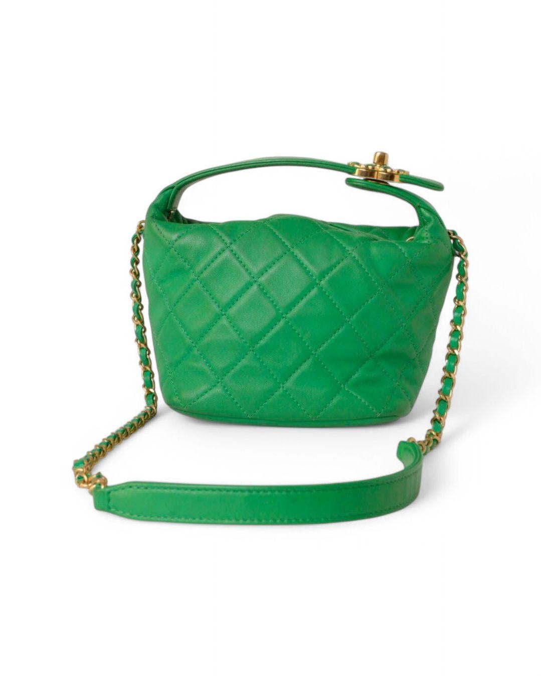 Sac de créateur Chanel, modèle Hobo en taille 23, en cuir vert avec motif matelassé et ferrures dorées. Doté d'une fermeture à glissière sur le dessus, l'intérieur est doublé en toile ton sur ton et comprend une petite poche, offrant une capacité