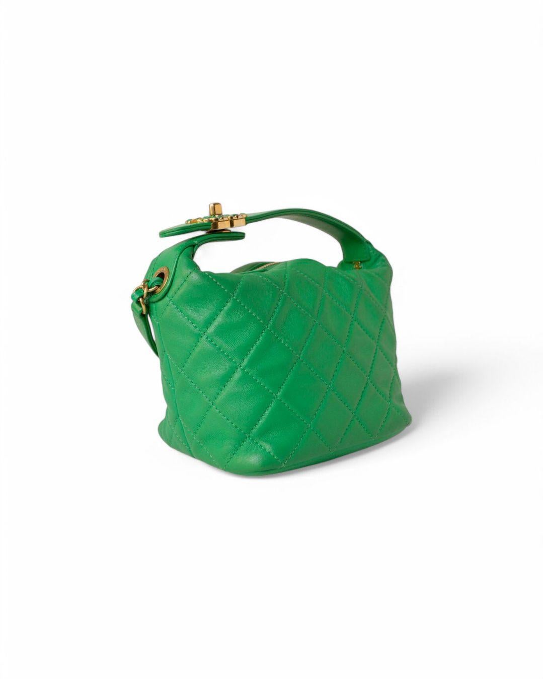 Chanel Hobo 23 Matelasse Vert Excellent état - En vente à Torre Del Greco, IT