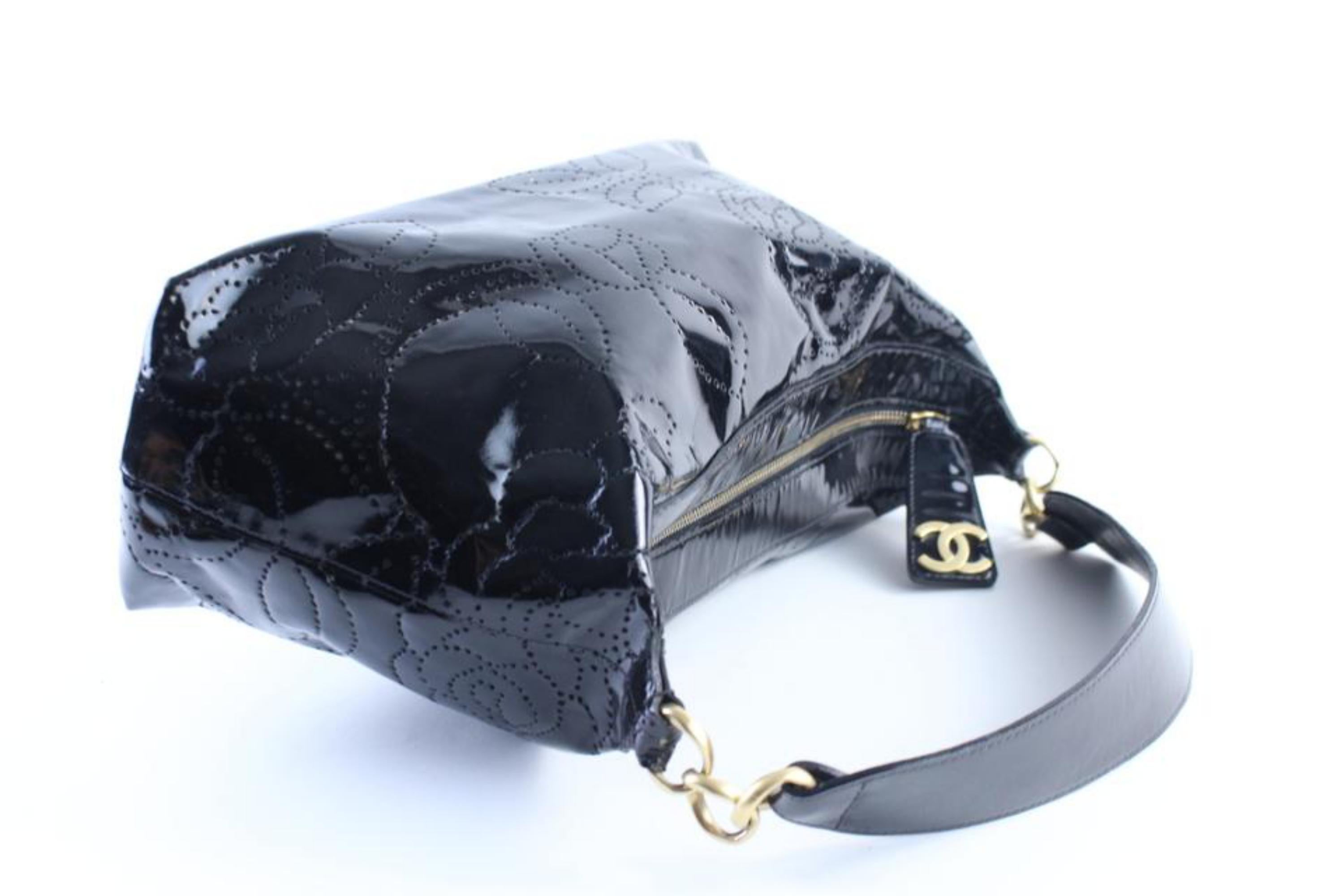Chanel Hobo Embossed Camellia 7cr0326 Black Patent Leather Shoulder Bag For Sale 2