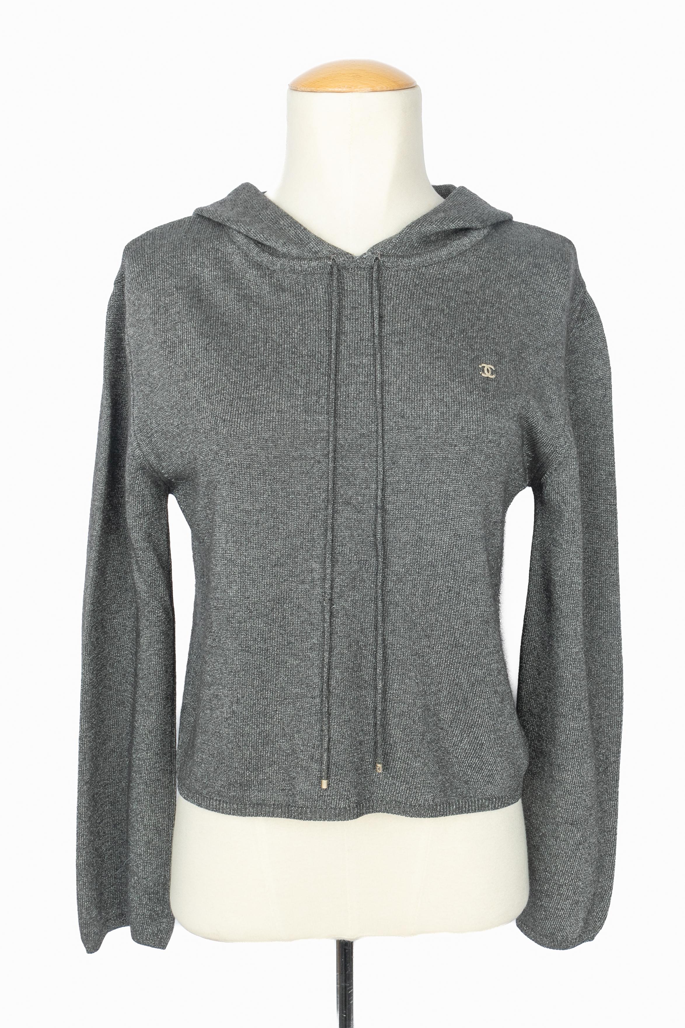 CHANEL - (Made in Italy) Silbergrauer Kapuzenpullover aus Kaschmirgemisch. Größe 36FR. Herbst-Winter-Kollektion 1998 unter der künstlerischen Leitung von Karl Lagerfeld.

Bedingung:
Sehr guter Zustand

Abmessungen:
Schulterbreite: 43 cm -