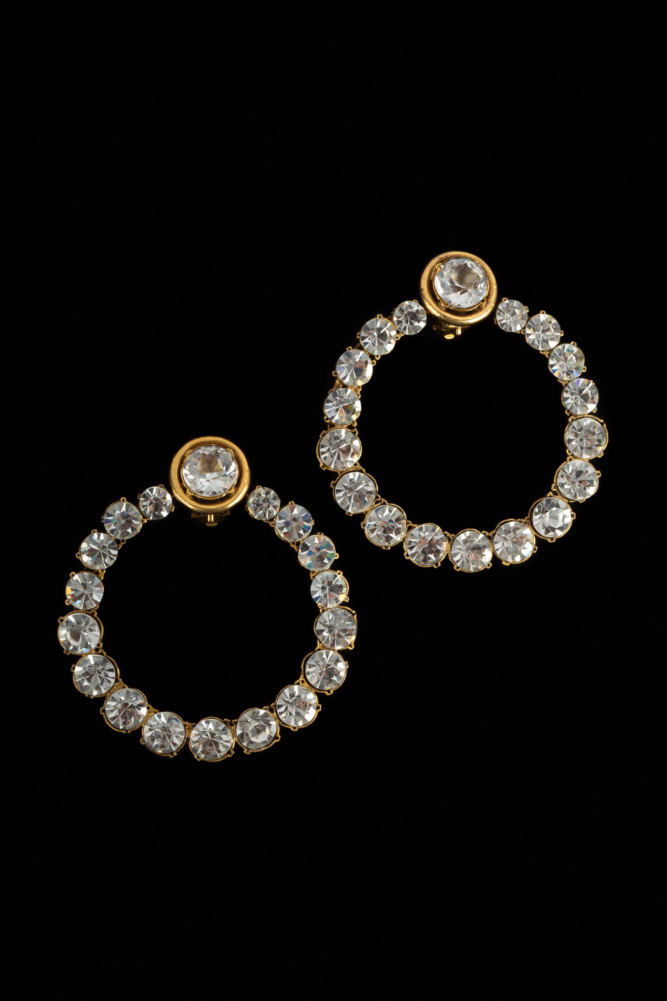 Donna Orecchini a cerchio Chanel in vendita