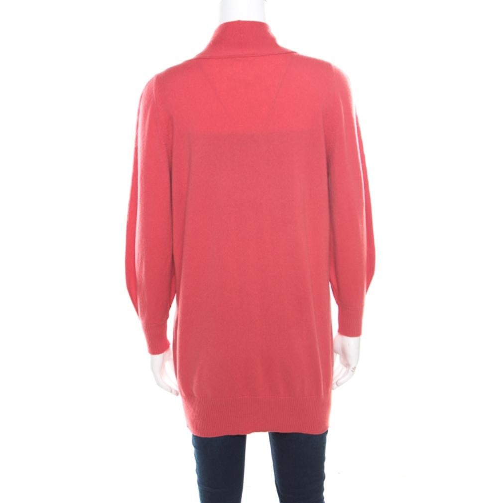 This Chanel cardigan blends comfort and style perfectly! Lovely in hot coral, this cardigan is made of 100% cashmere and features a V-neckline, front button fastenings, long sleeves, and twin slip pockets. It is one creation your wardrobe definitely