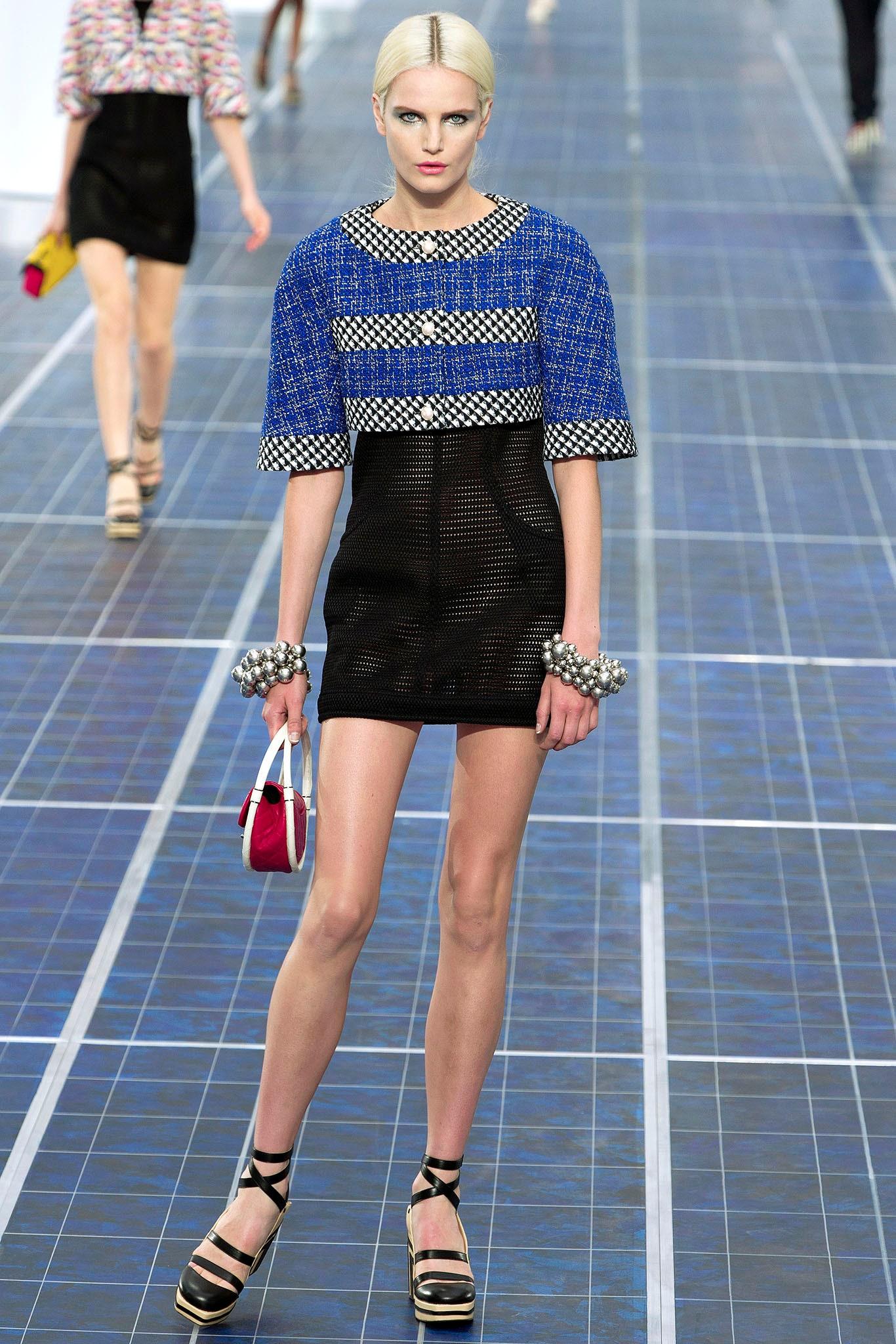 Chanel Heiße Cropped Tweed-Laufstegjacke im Zustand „Hervorragend“ im Angebot in Dubai, AE