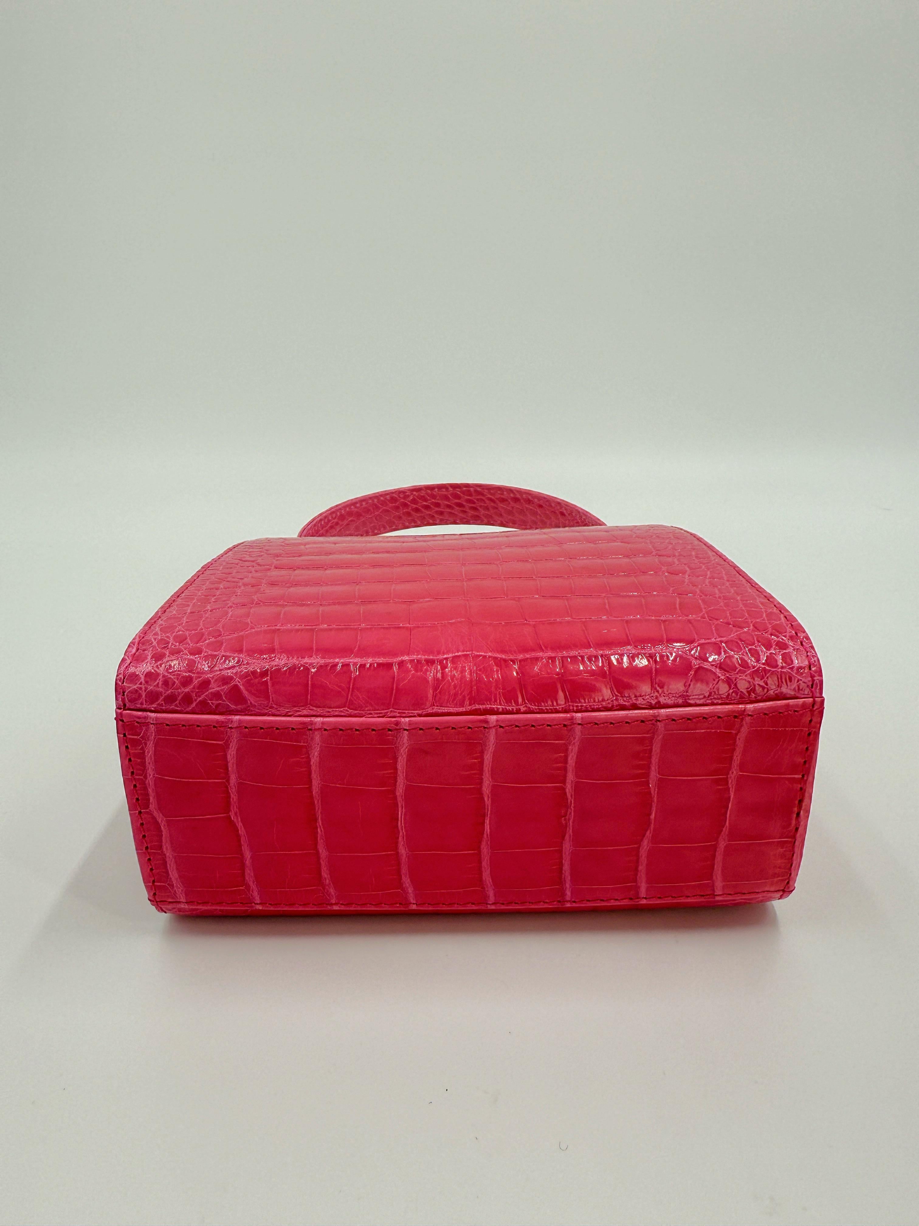 Chanel - Sac à main en crocodile rose vif en vente 5