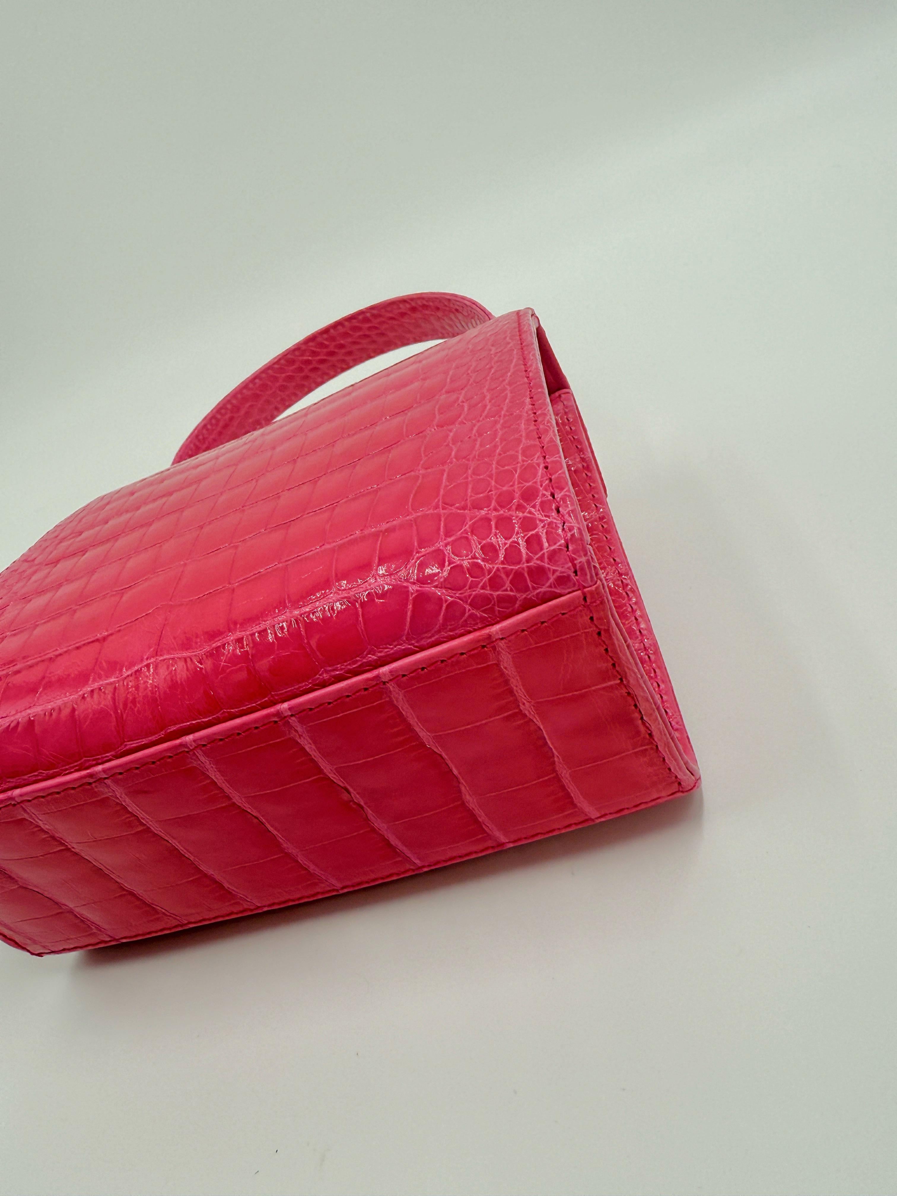 Chanel - Sac à main en crocodile rose vif en vente 7
