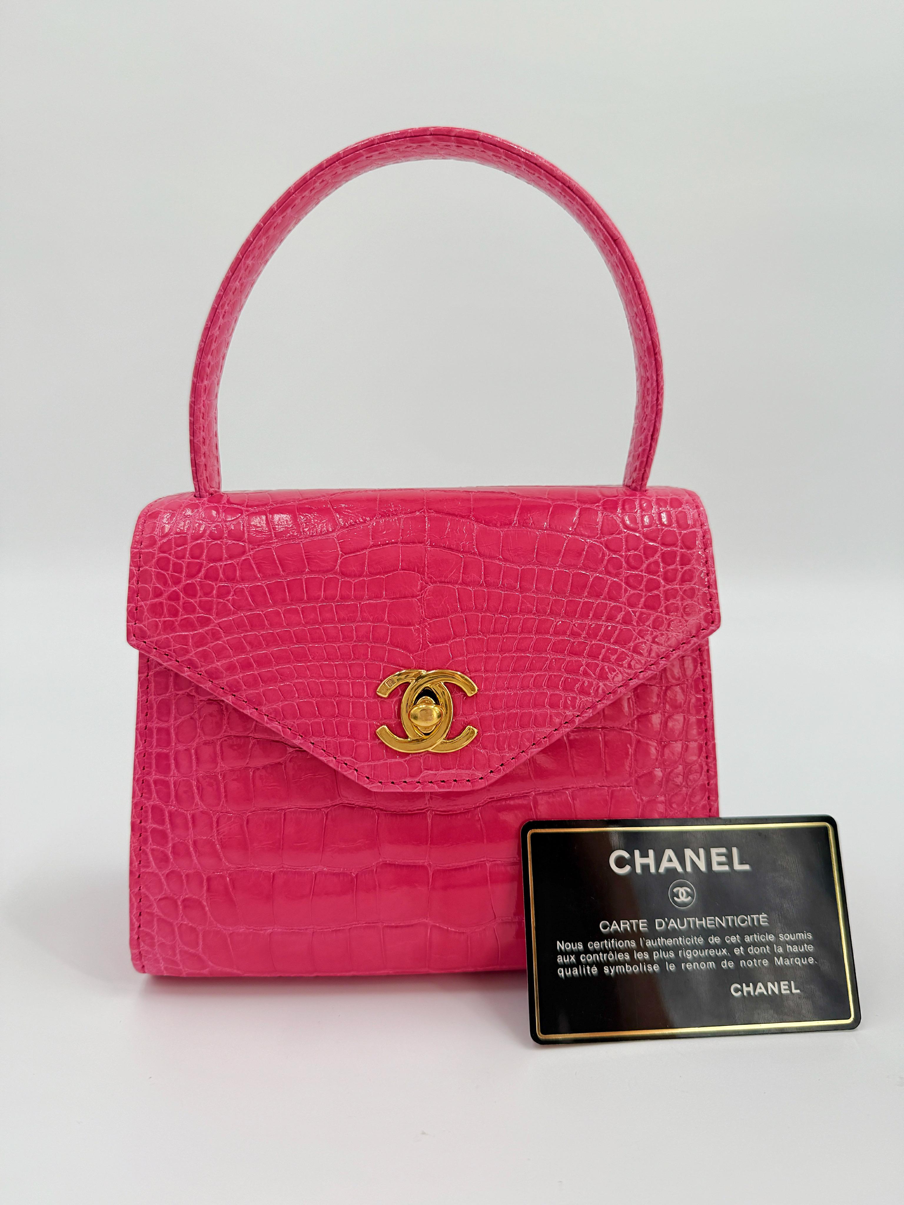 Chanel Mini Top Handle Bag in Hot Pink Crocodile with Gold Hardware

Mini poignée Chanel ultra-rare en cuir de crocodile véritable, dans une teinte rose vif saisissante. Cette pièce exquise est dotée de l'emblématique fermeture à verrou CC en métal