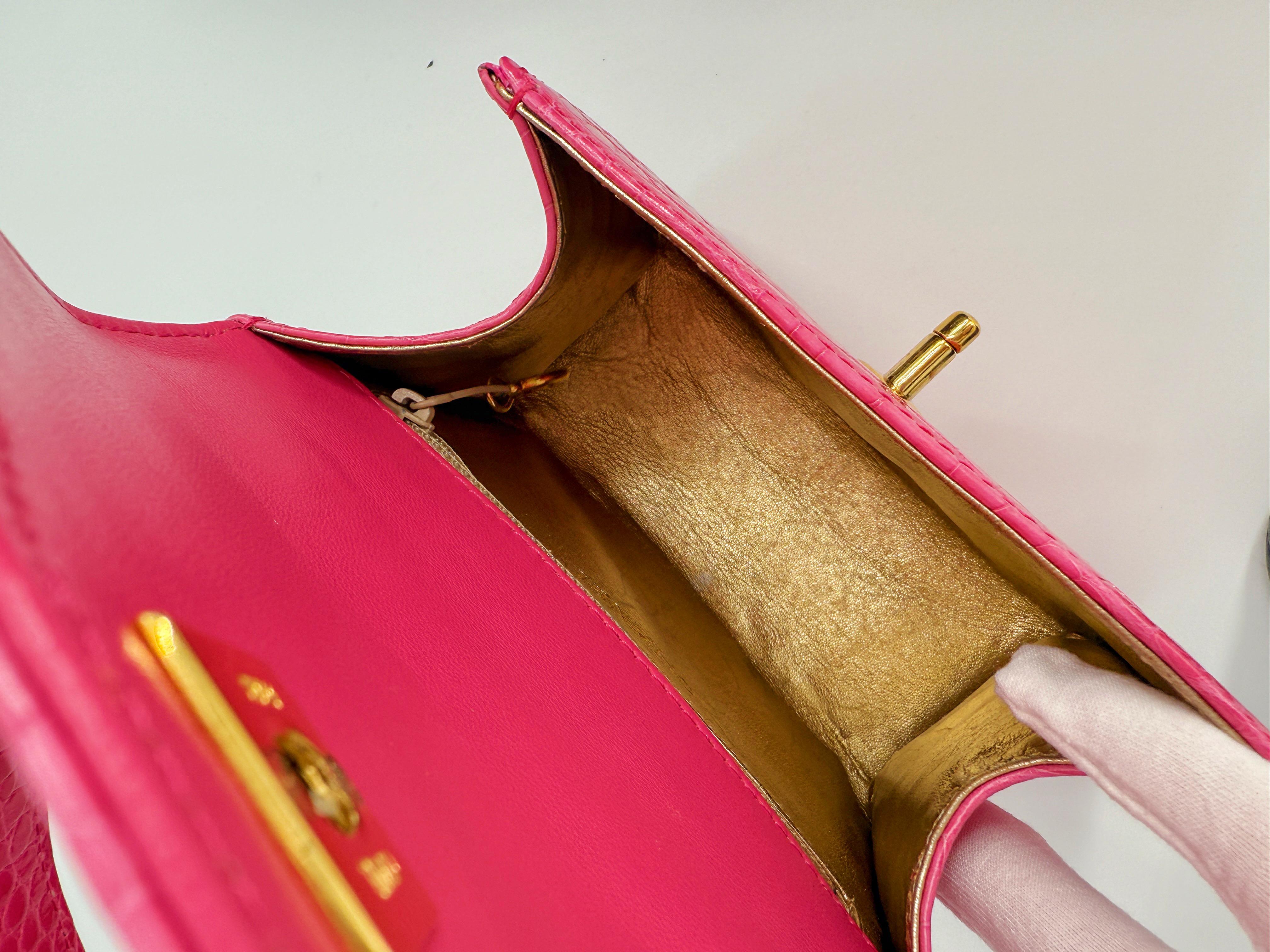 Chanel - Sac à main en crocodile rose vif en vente 1