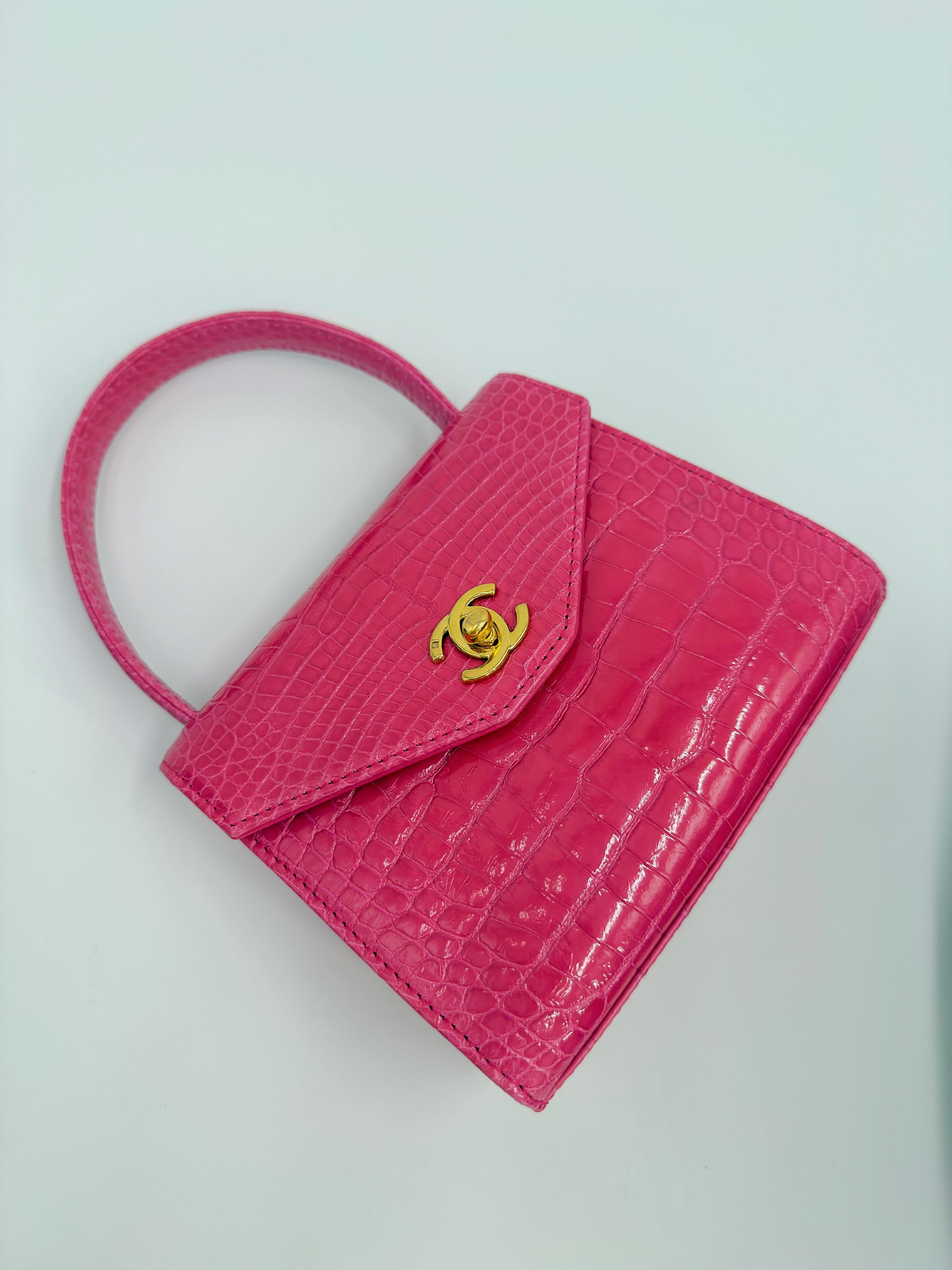 Chanel - Sac à main en crocodile rose vif en vente 2
