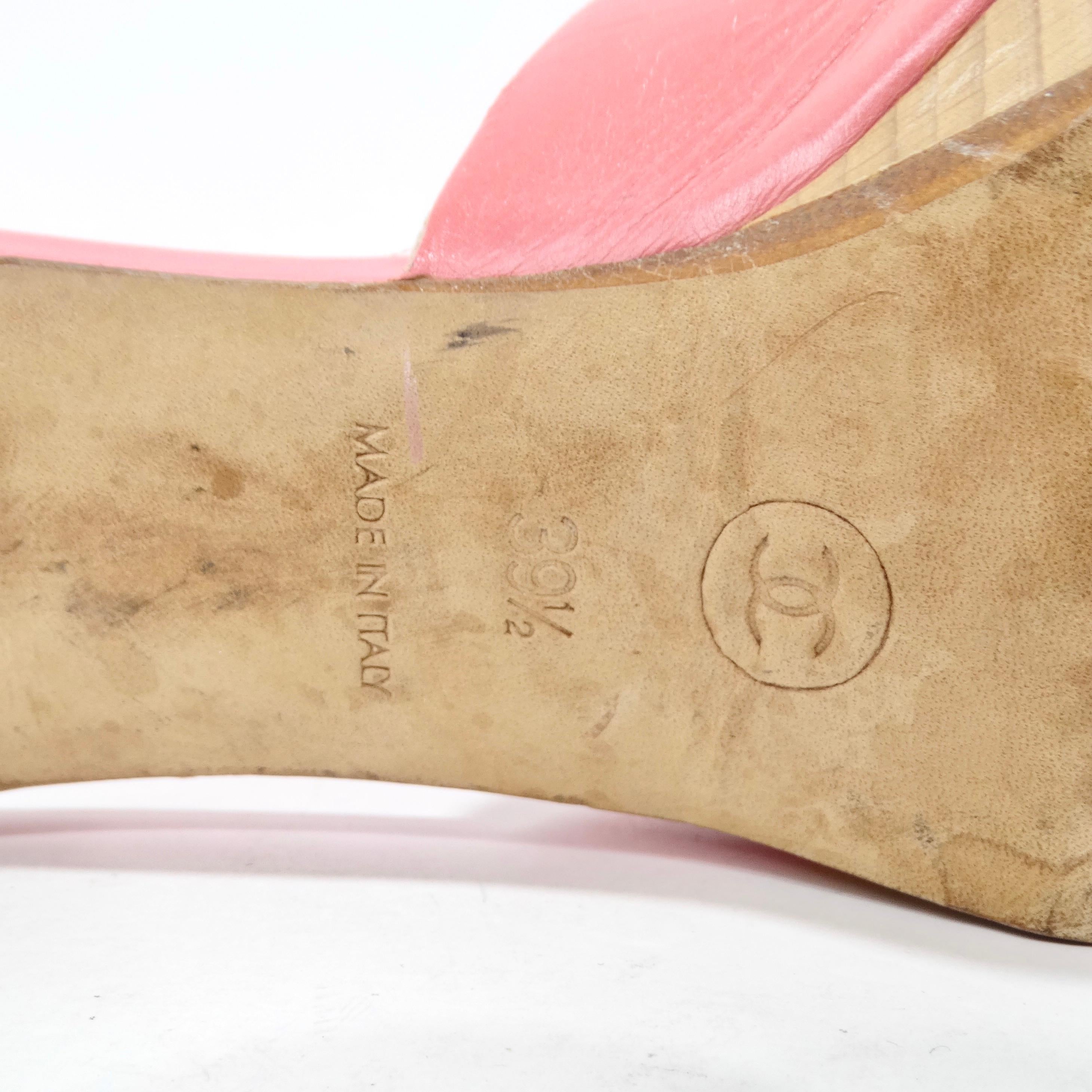 Mules Chanel rose vif avec logo CC en vente 6