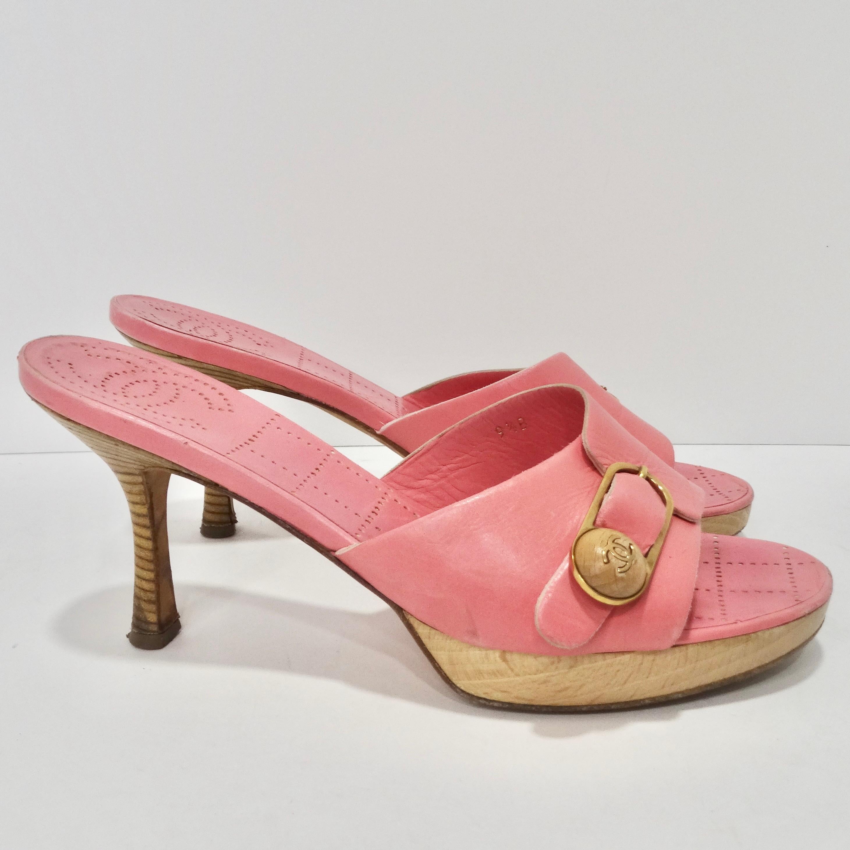 Mules Chanel rose vif avec logo CC Unisexe en vente