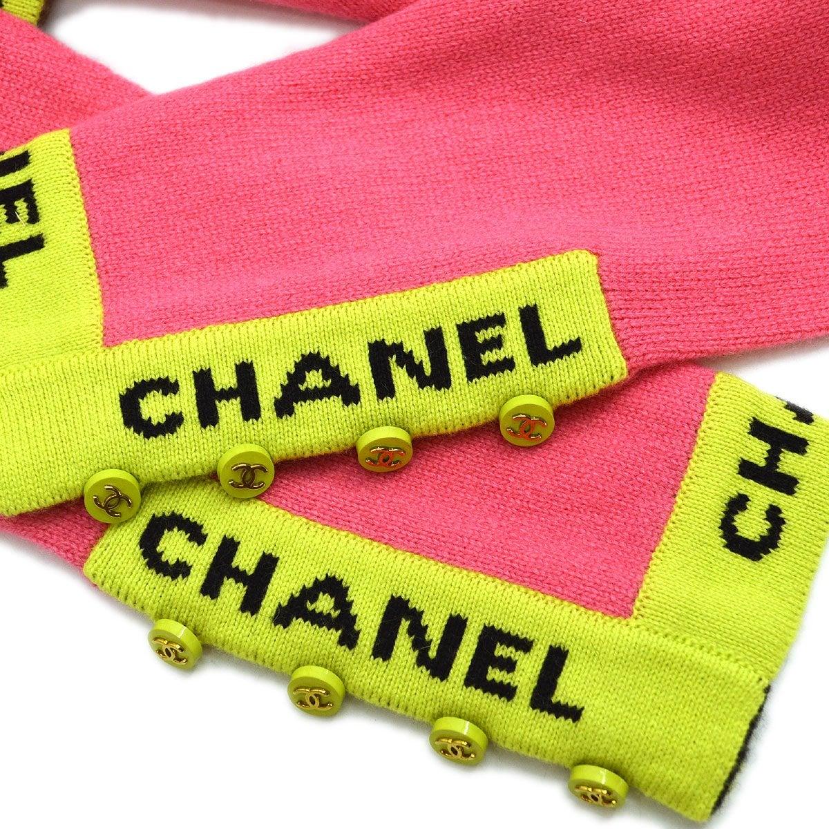 CHANEL Jersey de punto de cachemira con logotipo rosa neón amarillo - Talla FR 40 en Bueno estado para la venta en Chicago, IL