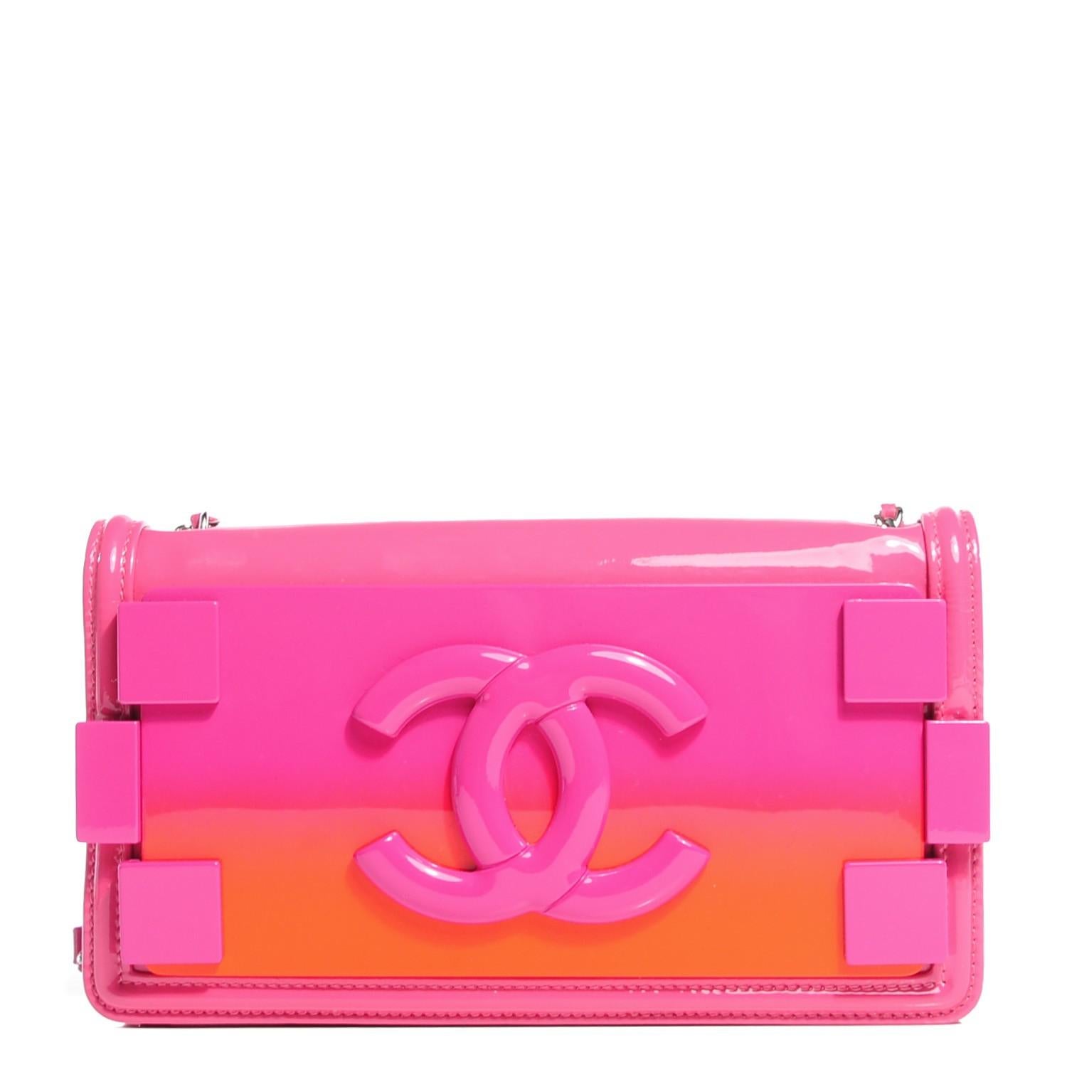 Chanel runway limited edition pink patent leather lego brick flap

Year: 2014
Silver hardware
One centered credit card slot
Pink nylon lining
Classic back pocket
Strap Drop 24” Crossbody
5” H x 9” W x 2.5” D

Made in Italy
