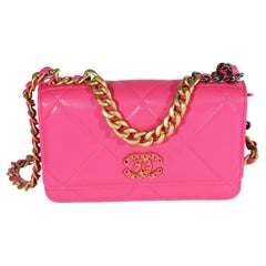Chanel Hot Pink Gestepptes Lammfell Chanel 19 Brieftasche an Kette