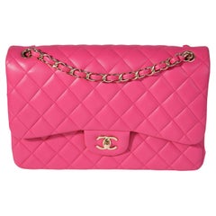 Klassische Jumbo-Doppelklappentasche aus gestepptem Lammfell in Hot Pink