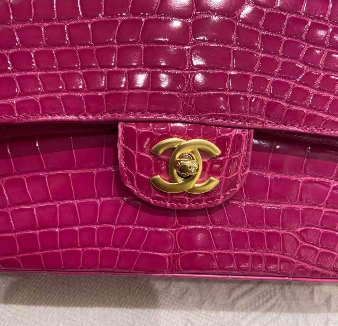 Chanel Hot Pink Shiny Alligator Jumbo Double Flap Bag with Gold Hardware en vente 7