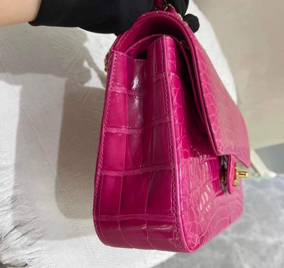Chanel Hot Pink Shiny Alligator Jumbo Double Flap Bag with Gold Hardware en vente 8