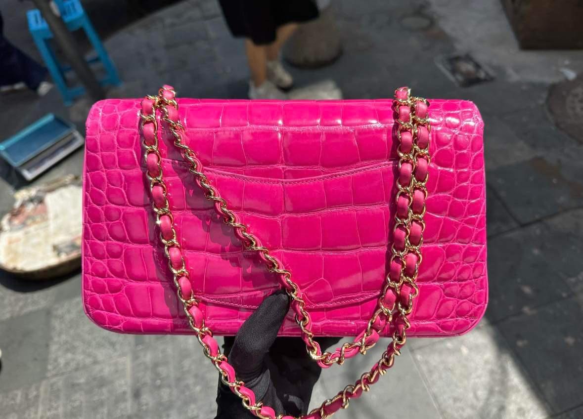 Rare sac à double rabat en alligator rose vif fuchsia de CHANEL est un must pour tout collectionneur de sacs à main exotiques en général et de sacs Chanel en particulier ! Il est composé de cuir d'alligator rose vif brillant, d'accessoires dorés,
