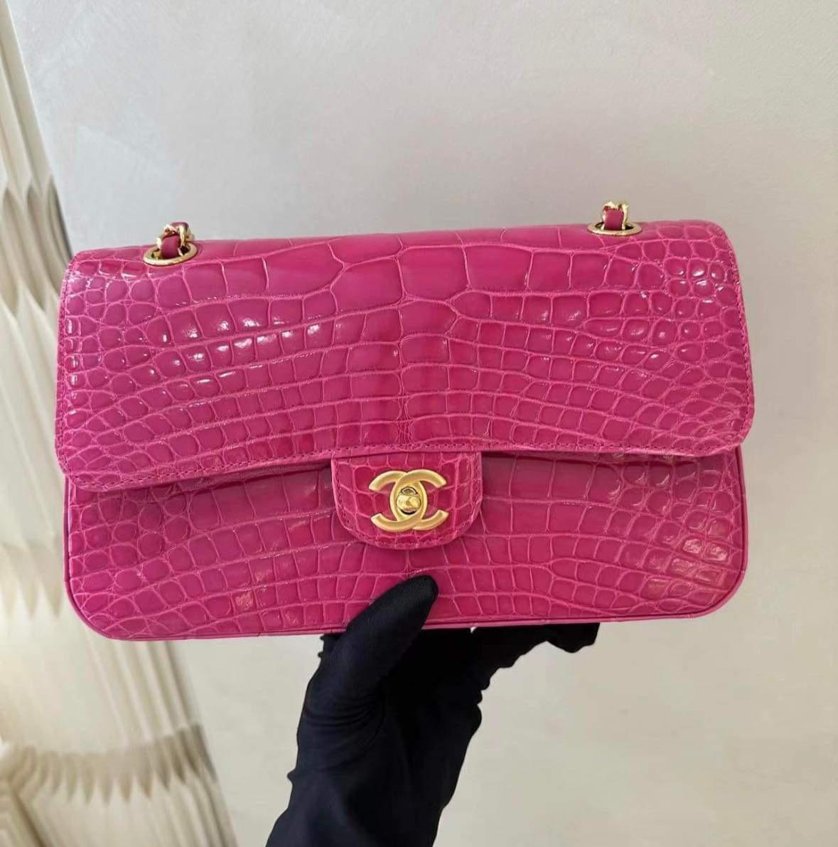 Chanel Hot Pink Shiny Alligator Jumbo Double Flap Tasche mit goldener Hardware im Zustand „Neu“ im Angebot in New York, NY