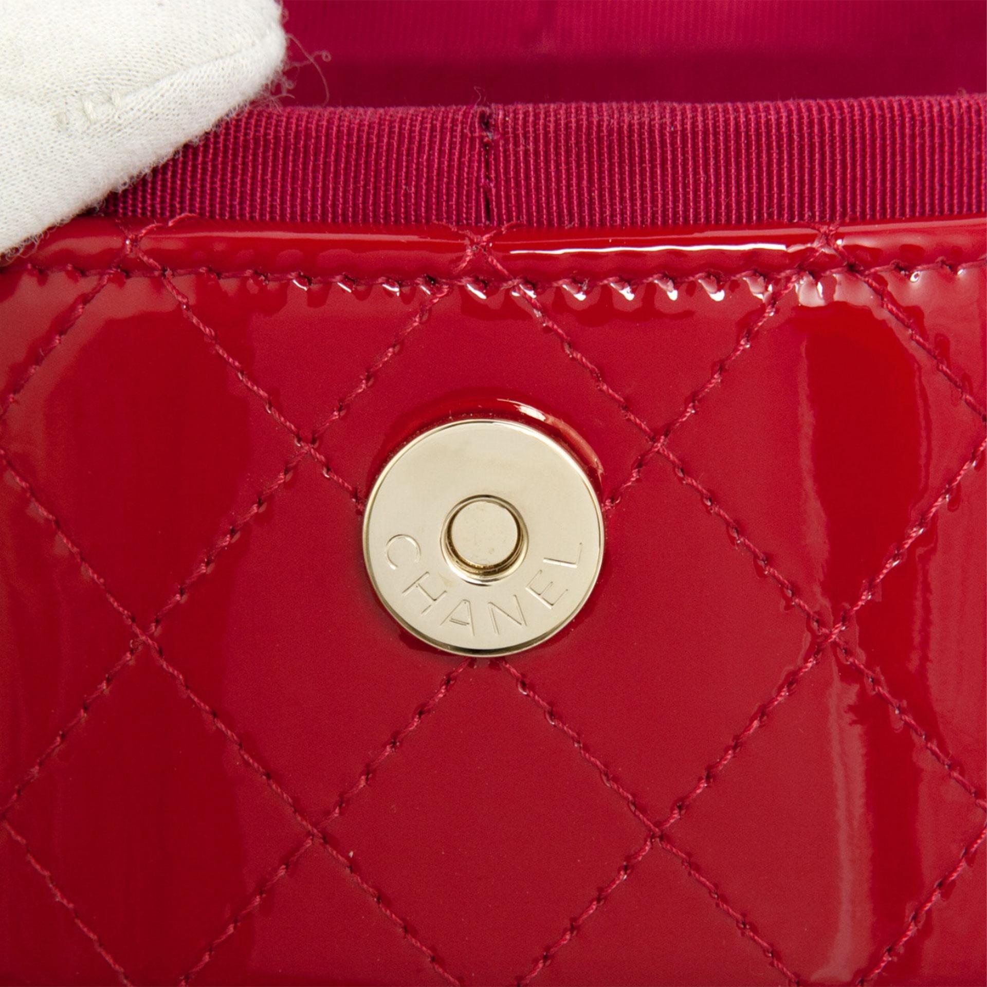 Chanel sac à bandoulière « Micro Mini Jewelry Box » en cuir verni matelassé rouge vif  en vente 7
