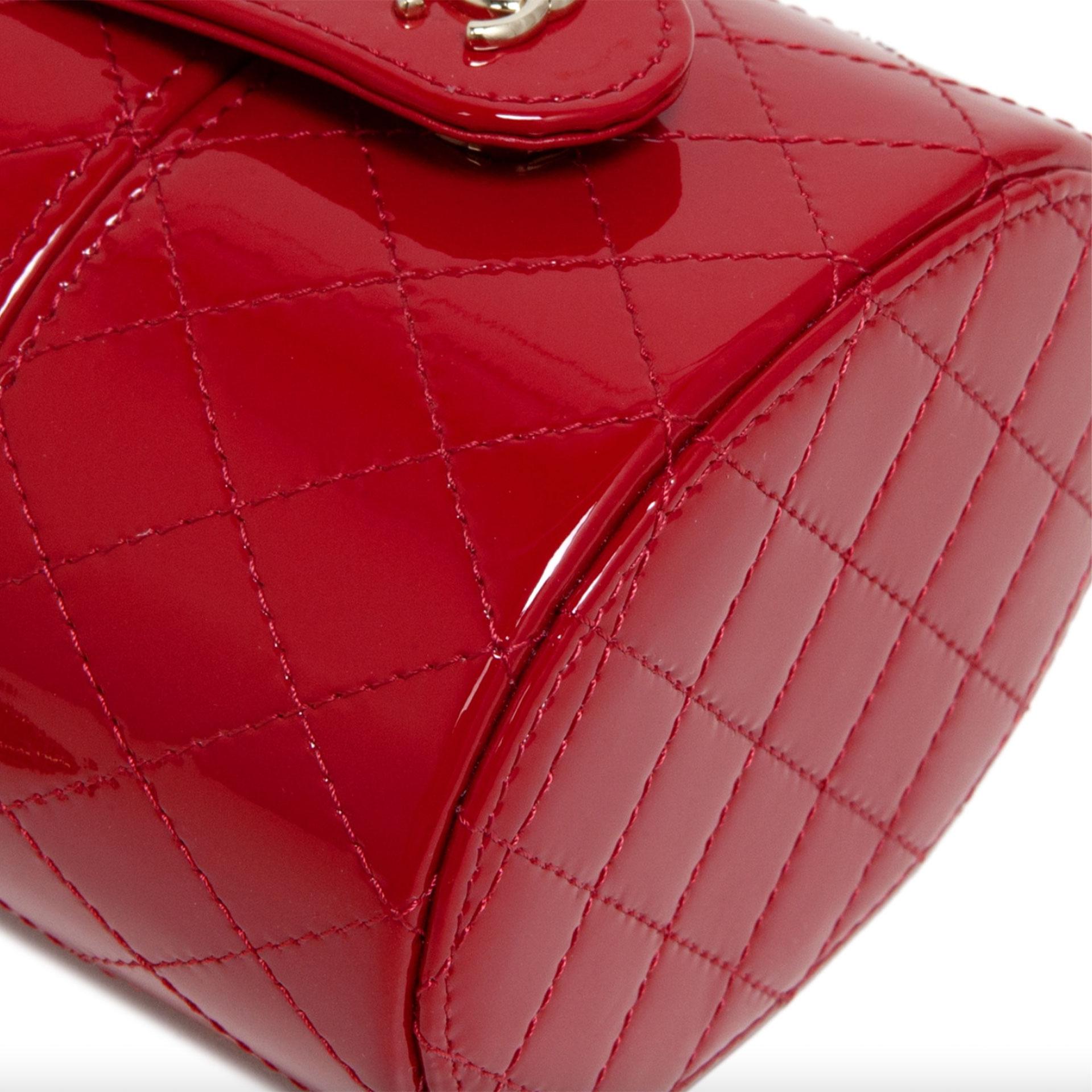Chanel Hot Red Gestepptes Lackleder Micro Mini-Schmuckkästchen-Umhängetasche  im Angebot 8