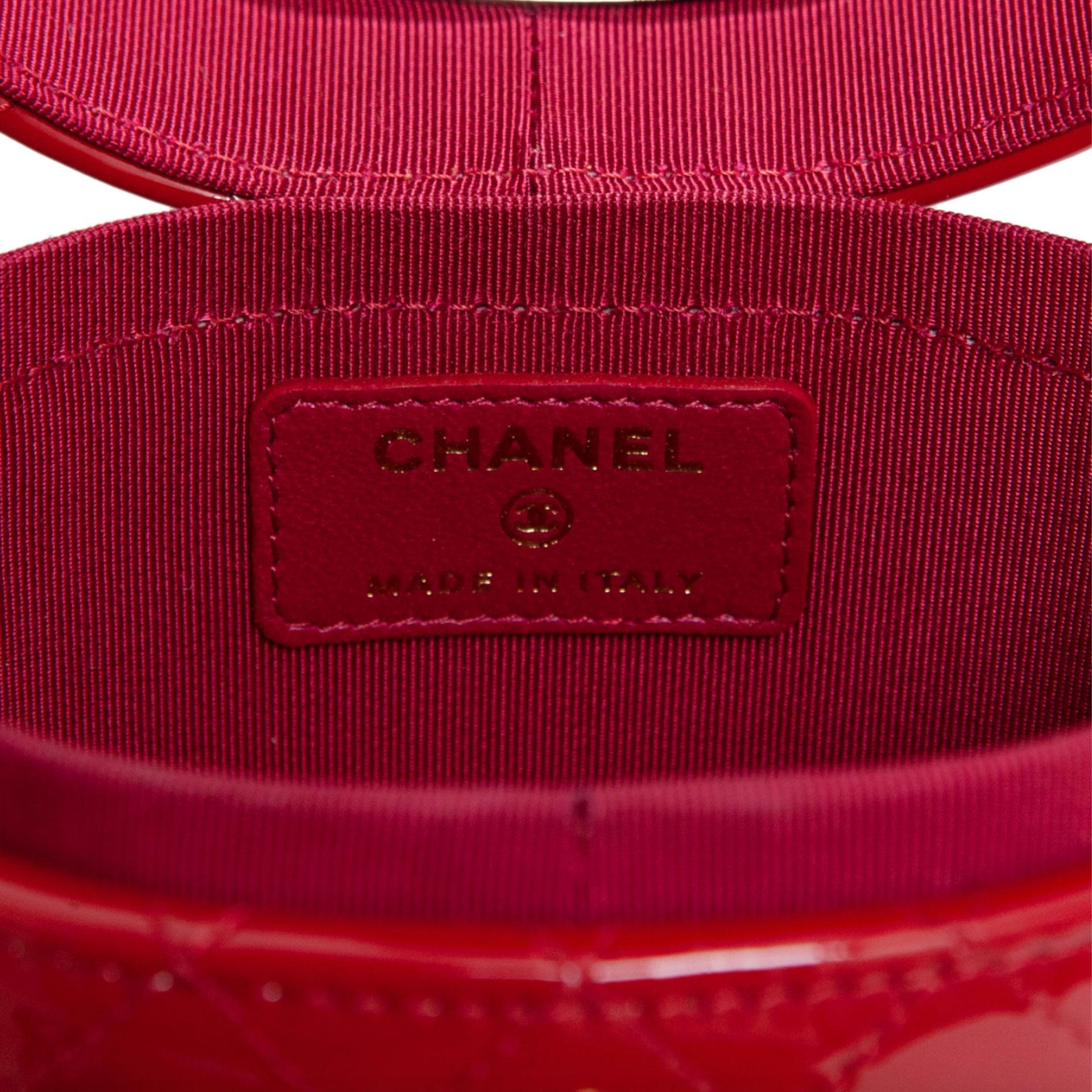 Chanel sac à bandoulière « Micro Mini Jewelry Box » en cuir verni matelassé rouge vif  en vente 9