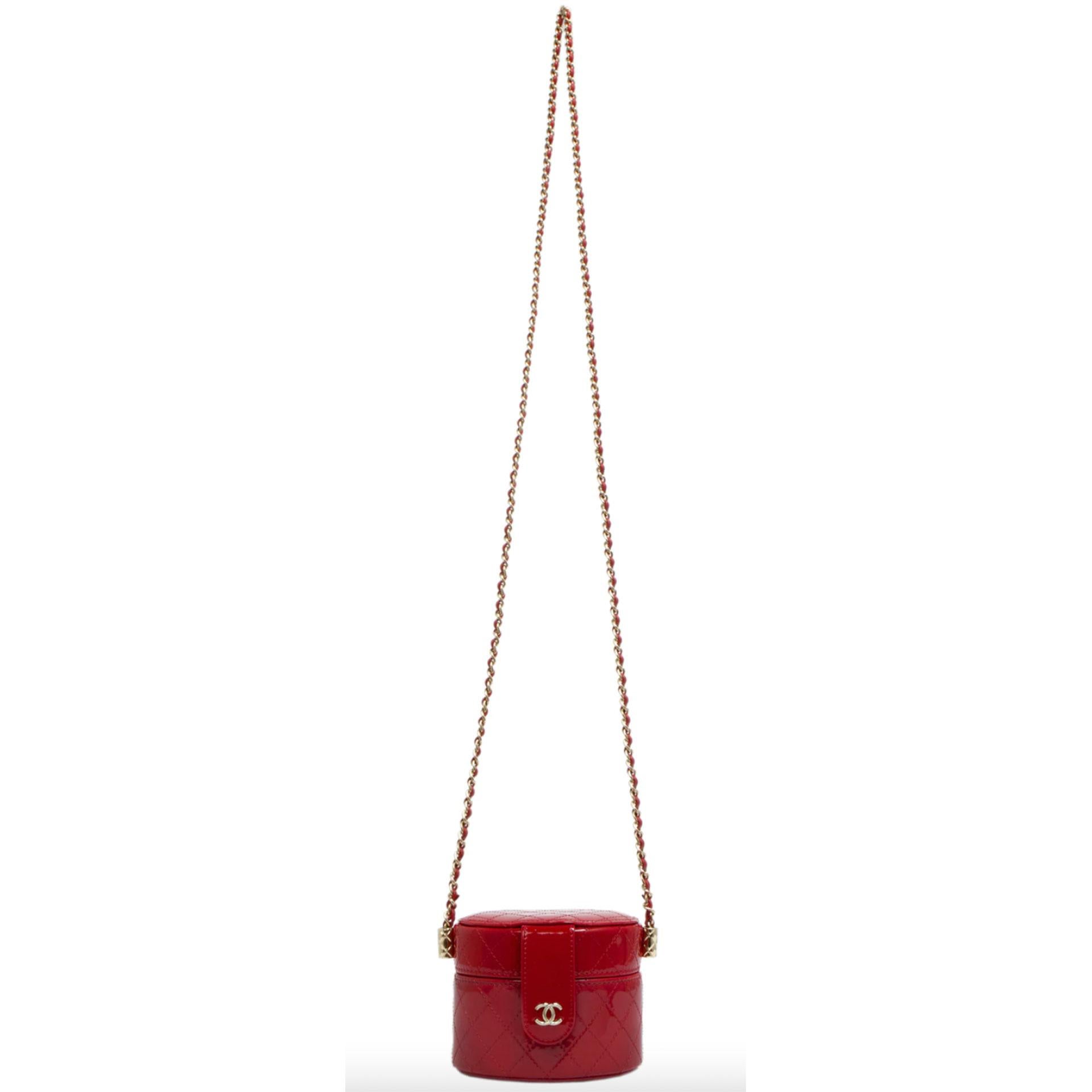 Chanel Hot Red Gestepptes Lackleder Micro Mini-Schmuckkästchen-Umhängetasche  im Zustand „Neu“ im Angebot in Miami, FL
