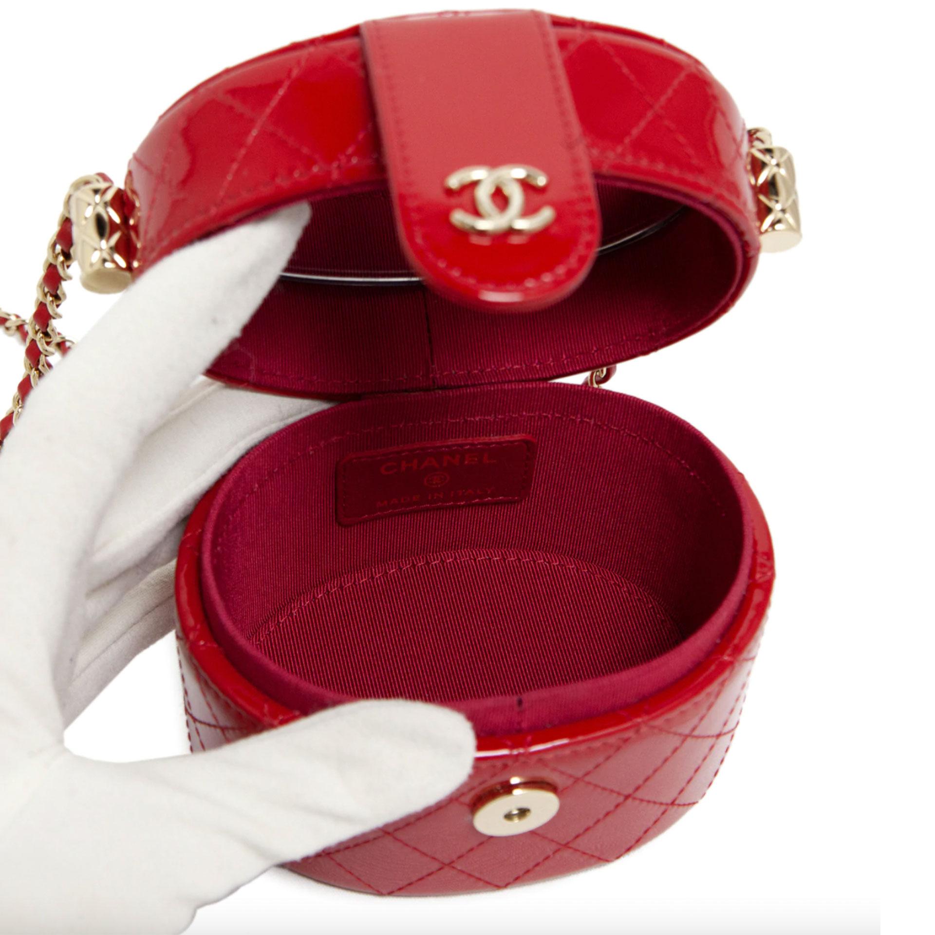 Chanel sac à bandoulière « Micro Mini Jewelry Box » en cuir verni matelassé rouge vif  Unisexe en vente