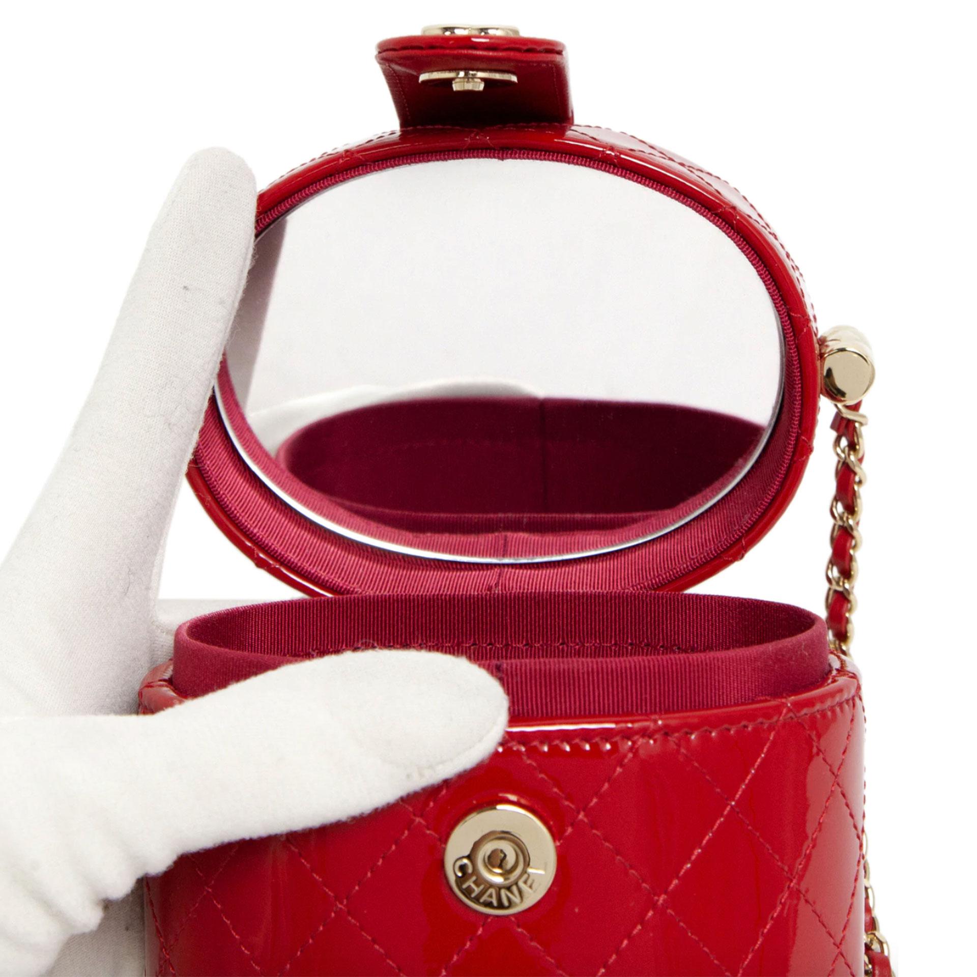 Chanel sac à bandoulière « Micro Mini Jewelry Box » en cuir verni matelassé rouge vif  en vente 1