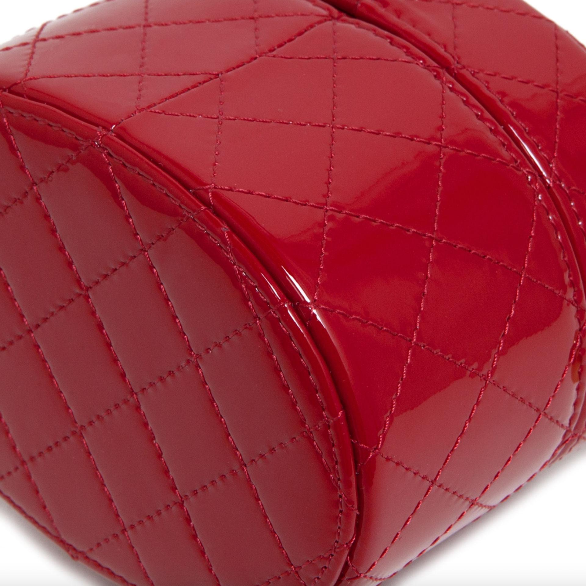 Chanel sac à bandoulière « Micro Mini Jewelry Box » en cuir verni matelassé rouge vif  en vente 3