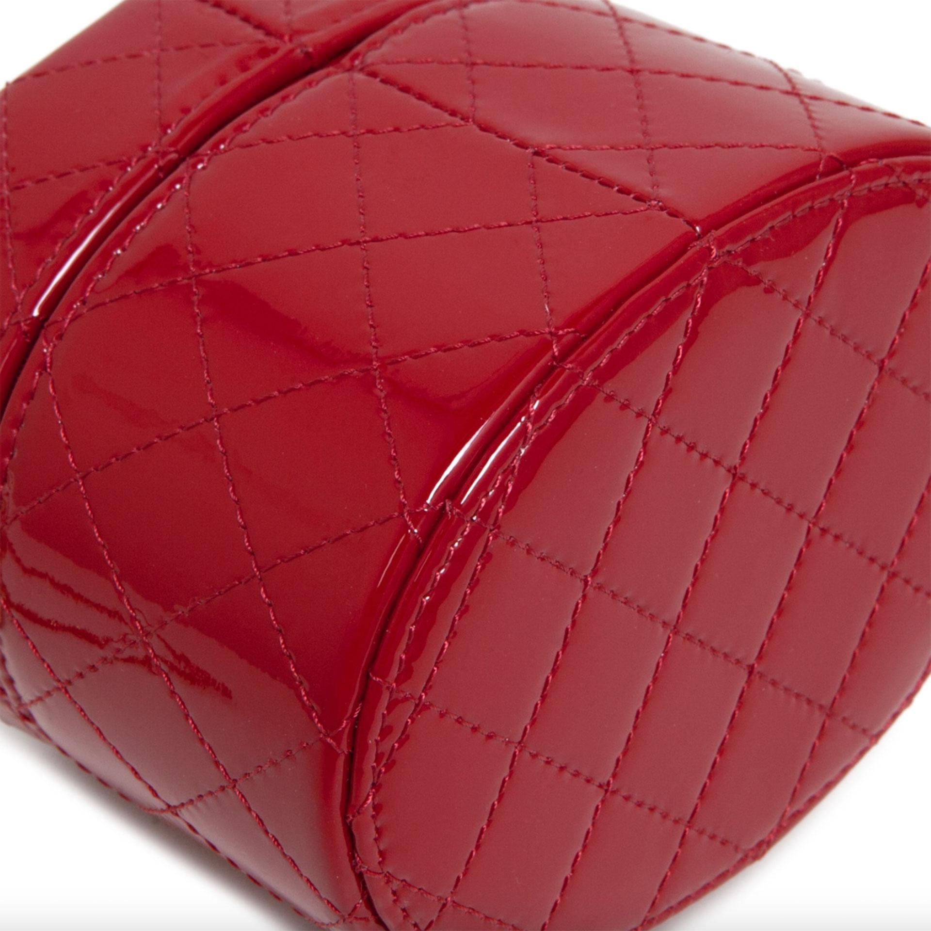 Chanel sac à bandoulière « Micro Mini Jewelry Box » en cuir verni matelassé rouge vif  en vente 4