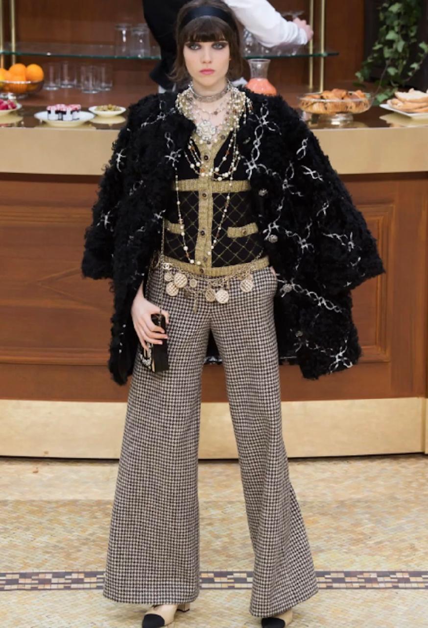 L'era di Karl Lagerfeld for Chanel

- Autunno/Inverno 2015

- Pantaloni in lana spessa e pied-de-poule in marrone e crema 
- Cintura in tessuto metallico
- Completamente foderato in seta
- 100% lana, fodera 100% seta
- Prodotto in Italia  
-