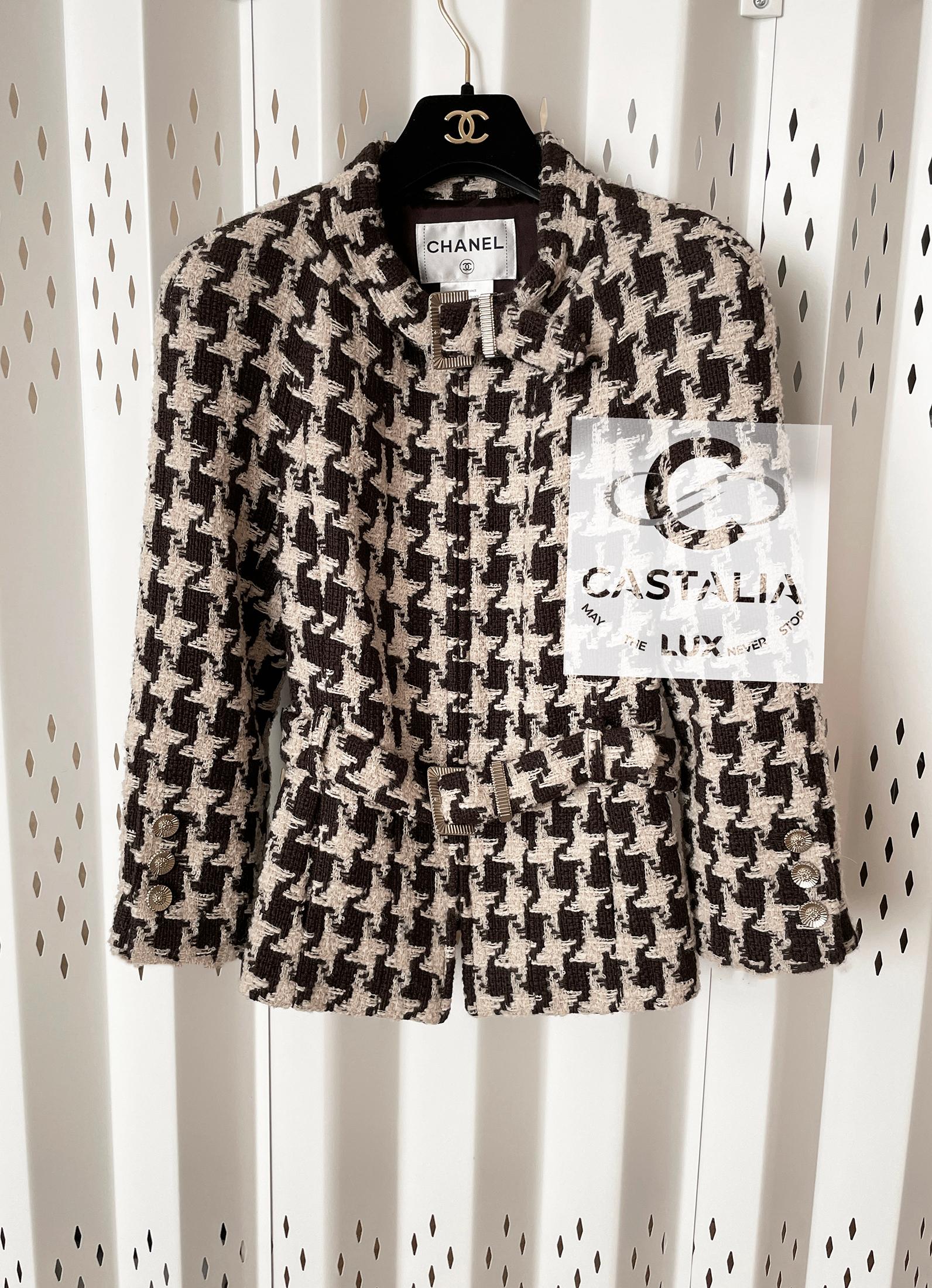 Fabulosa giacca Chanel in tweed pied-de-poule con cinture con logo CC 
- Bottoni con logo CC sui polsini
- fodera in seta tonale 
Taglia 40 FR / Conditio sine qua non