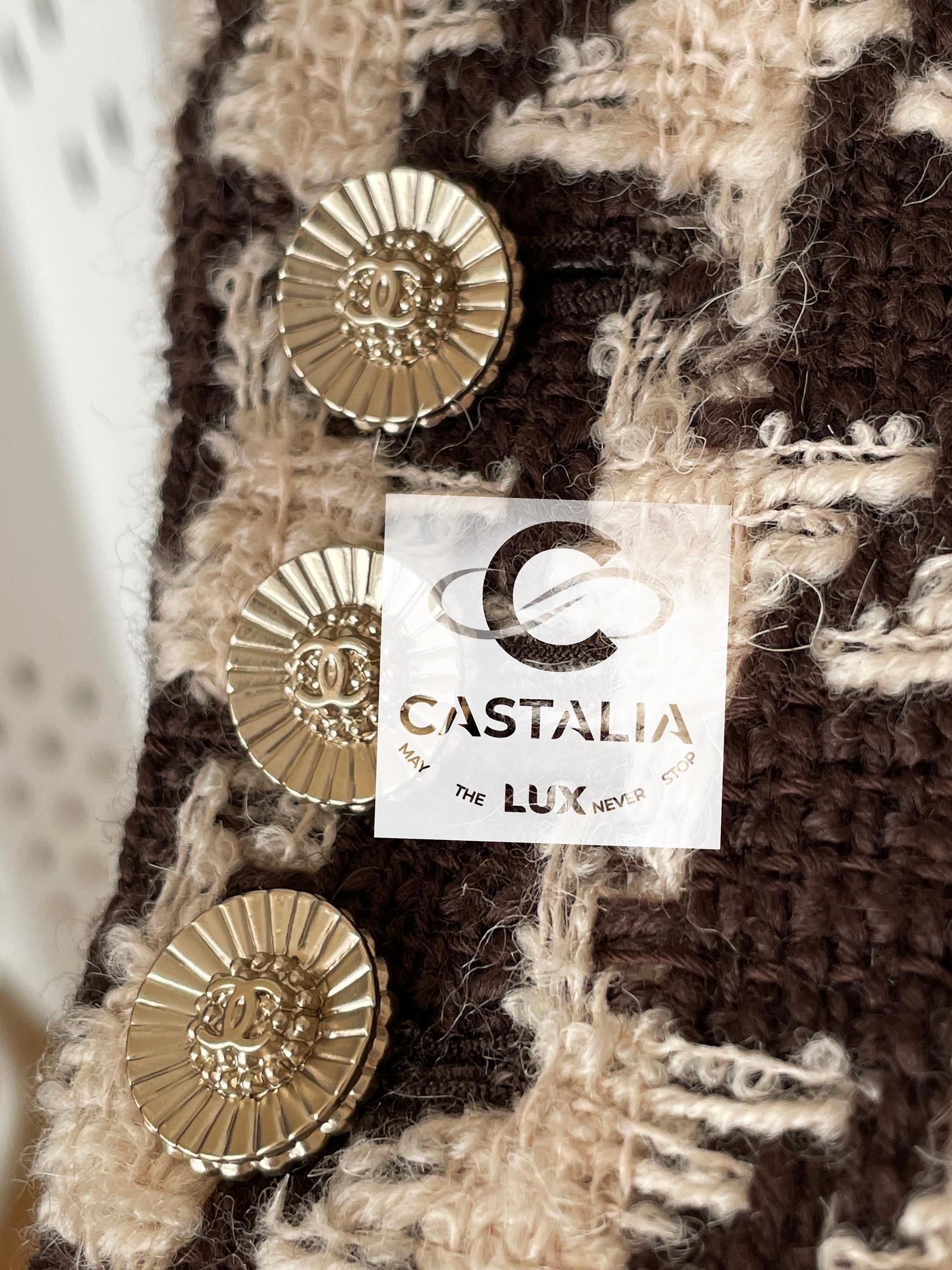 Giacca Chanel in tweed pied-de-poule con cintura con fibbia CC 40 FR In condizioni ottime a Dubai, AE