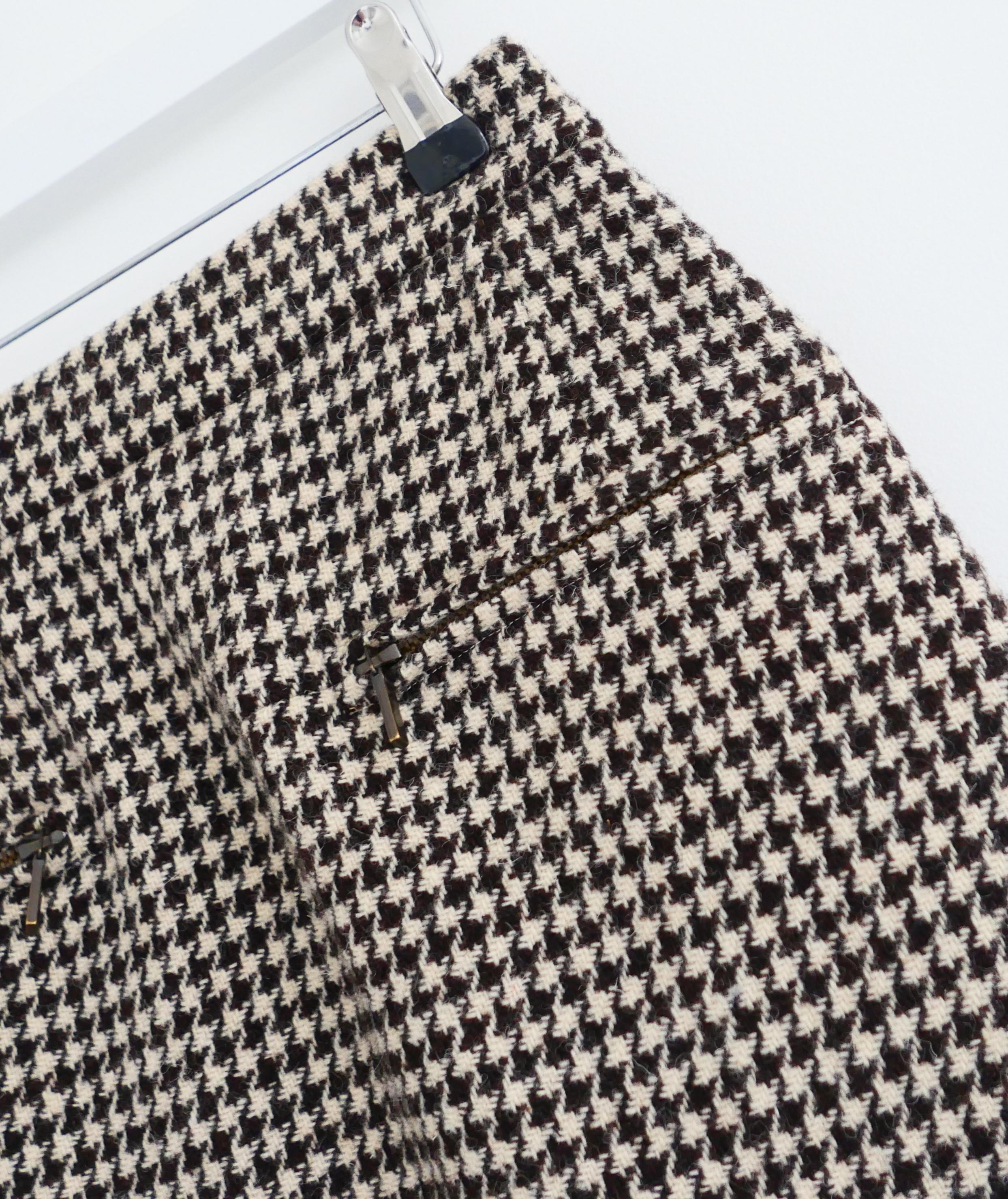 Noir Chanel Jupe en tweed pied-de-poule avec fermeture éclair Automne 2015 15K en vente