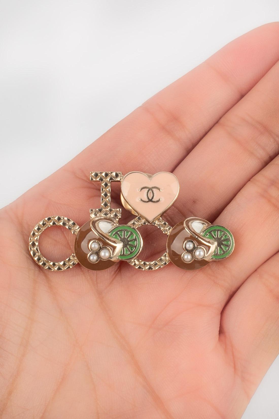 Chanel - (Made in Italy) Enameled metal 'I Love Coco' brooch. 2017 Cruise Collection.

Additional information:
Condition: Very good condition
Dimensions: 4.5 cm x 2.2 cm
Period: 21st Century

Seller Reference: BRB139