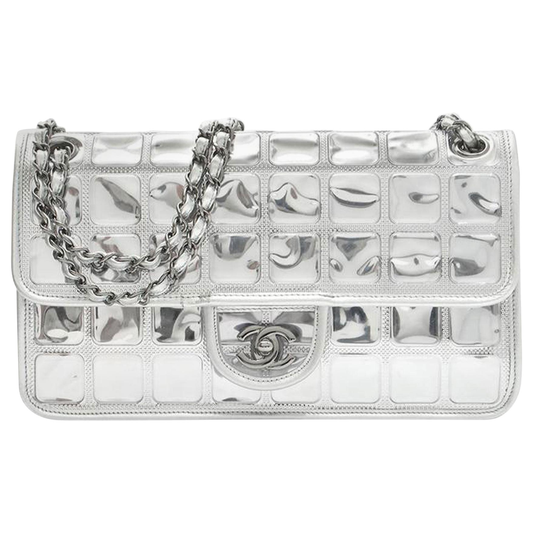 Chanel Ice Cube 2006-2008 CC logo chain shoulder bag

Crafted from silver-tone leather, this Ice Cube CC logo chain shoulder bag features a chain and leather strap, a foldover top with twist-lock closure, a main internal compartment, a full lining,