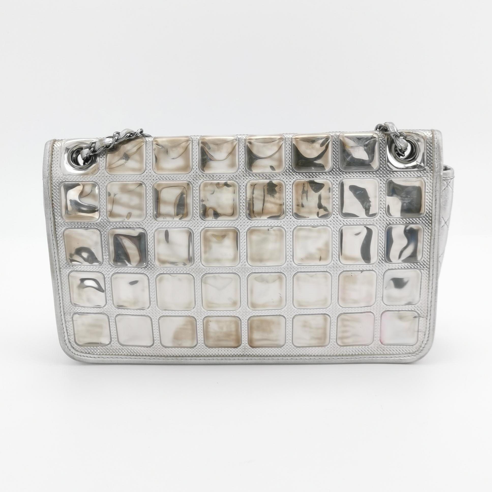 Argento Chanel Ice Cube Chocolate Bar Classic Flap in PVC argento metallizzato con pelle in vendita