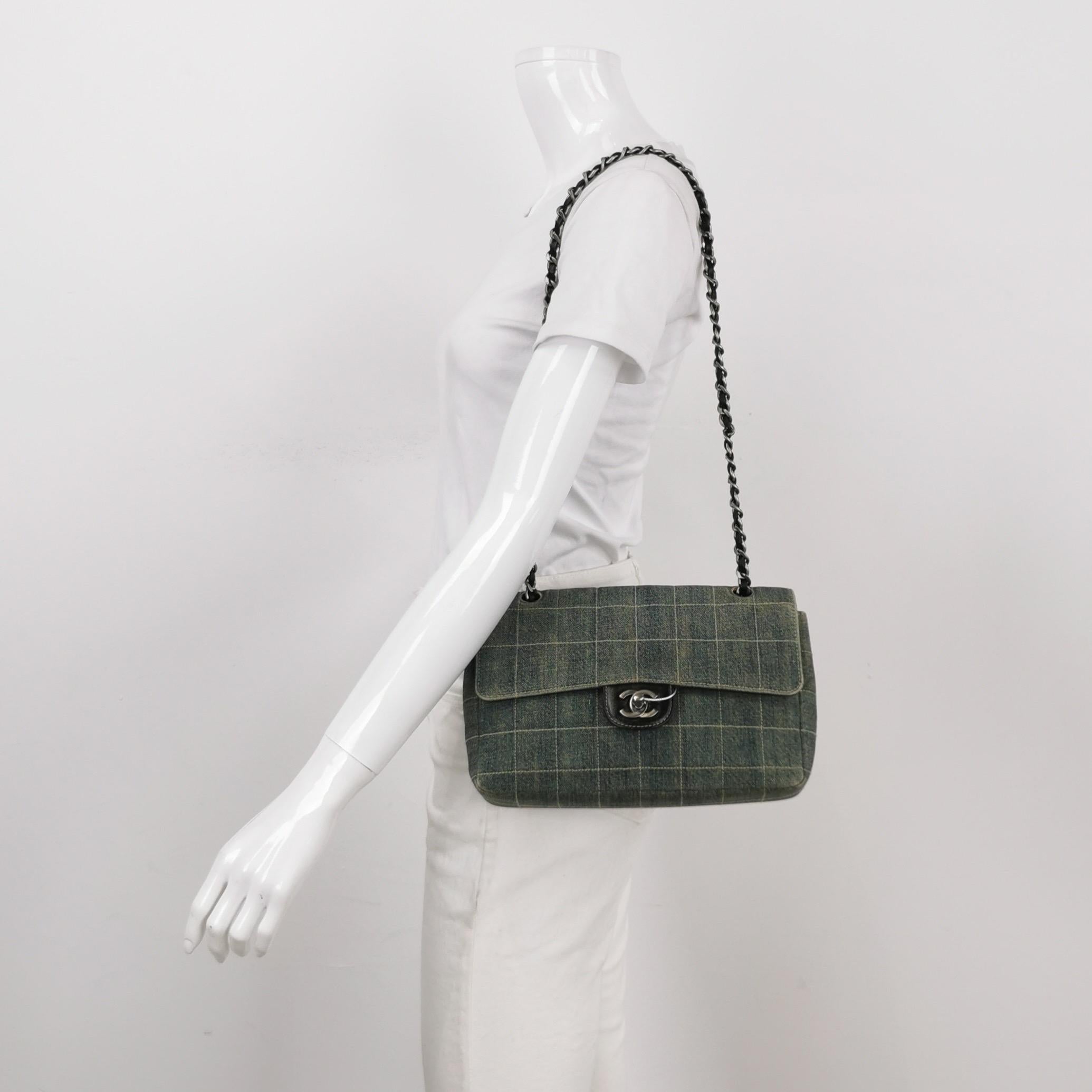 This effortlessly chic Chanel Ice Cube 2006-2008 is a stylish mix of classy and casual. Featuring a chain and leather strap, foldover top with twist-lock closure, and a square quilted finish, this bag is crafted from high-quality silver-tone PVC and