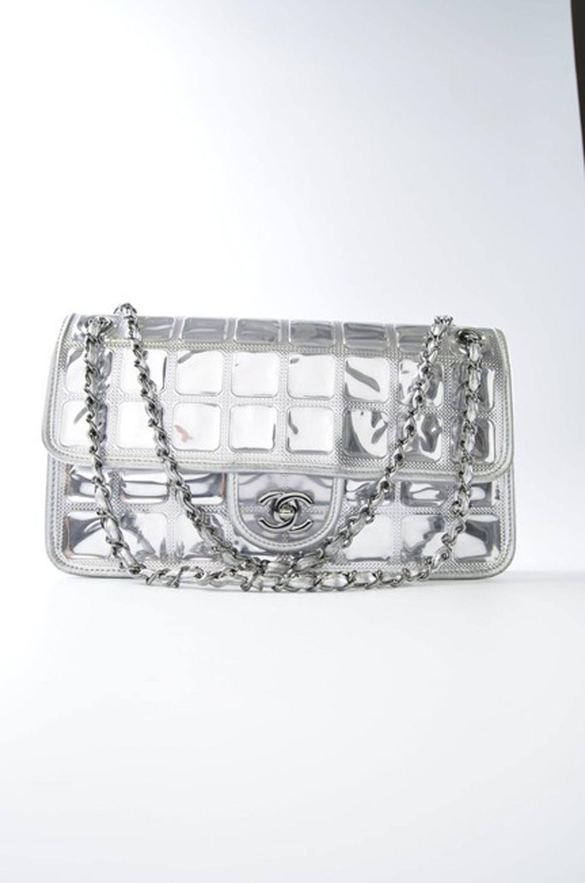 Chanel - Sac à main en cuir argenté métallisé avec rabat cube de glace en vente 3